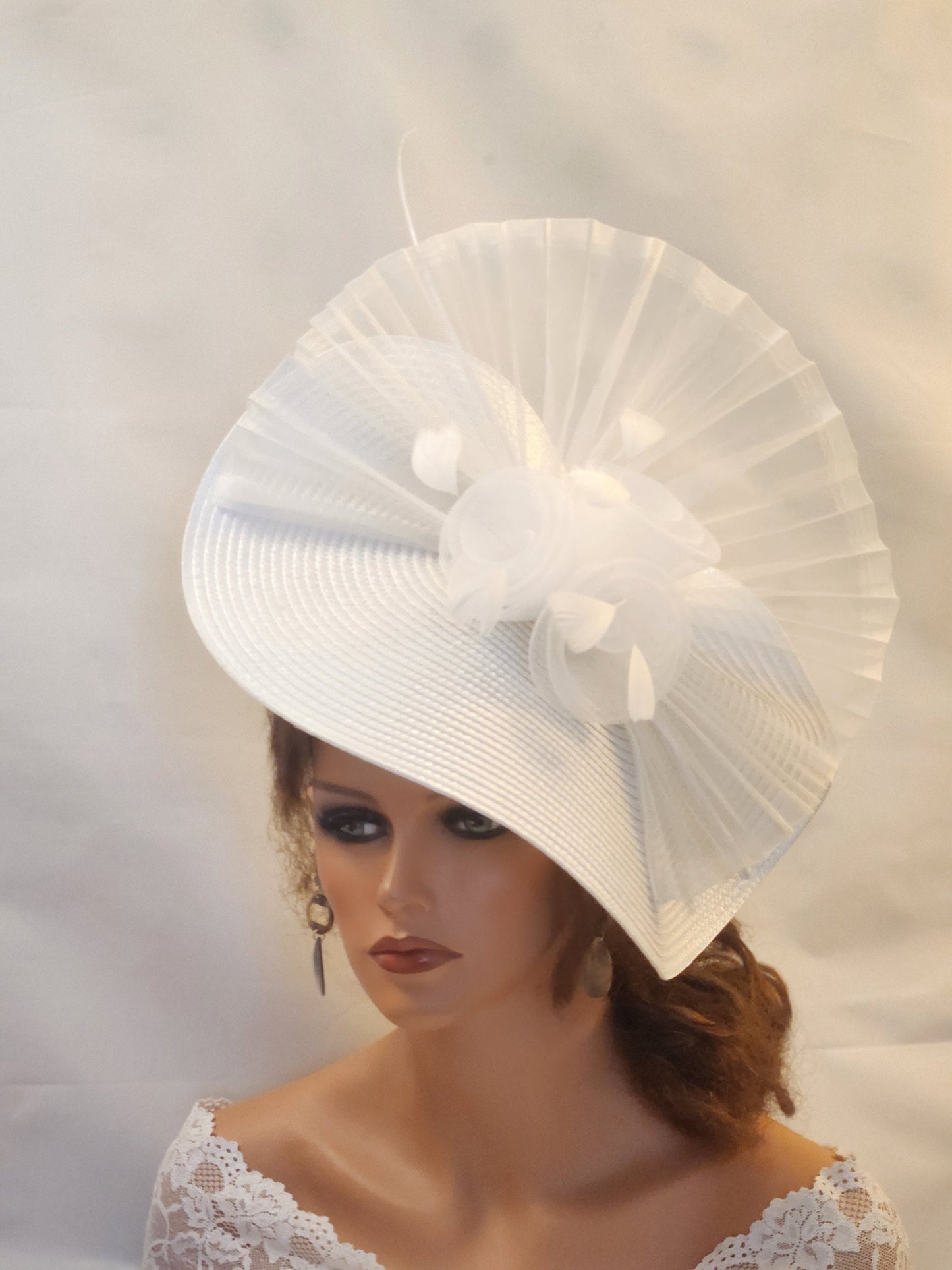 Fascinator bianco, avorio grande hatinator Quil feather Floral Church Derby Ascot Race Wedding Tea Party hat Hatinator per la madre della sposa/sposo