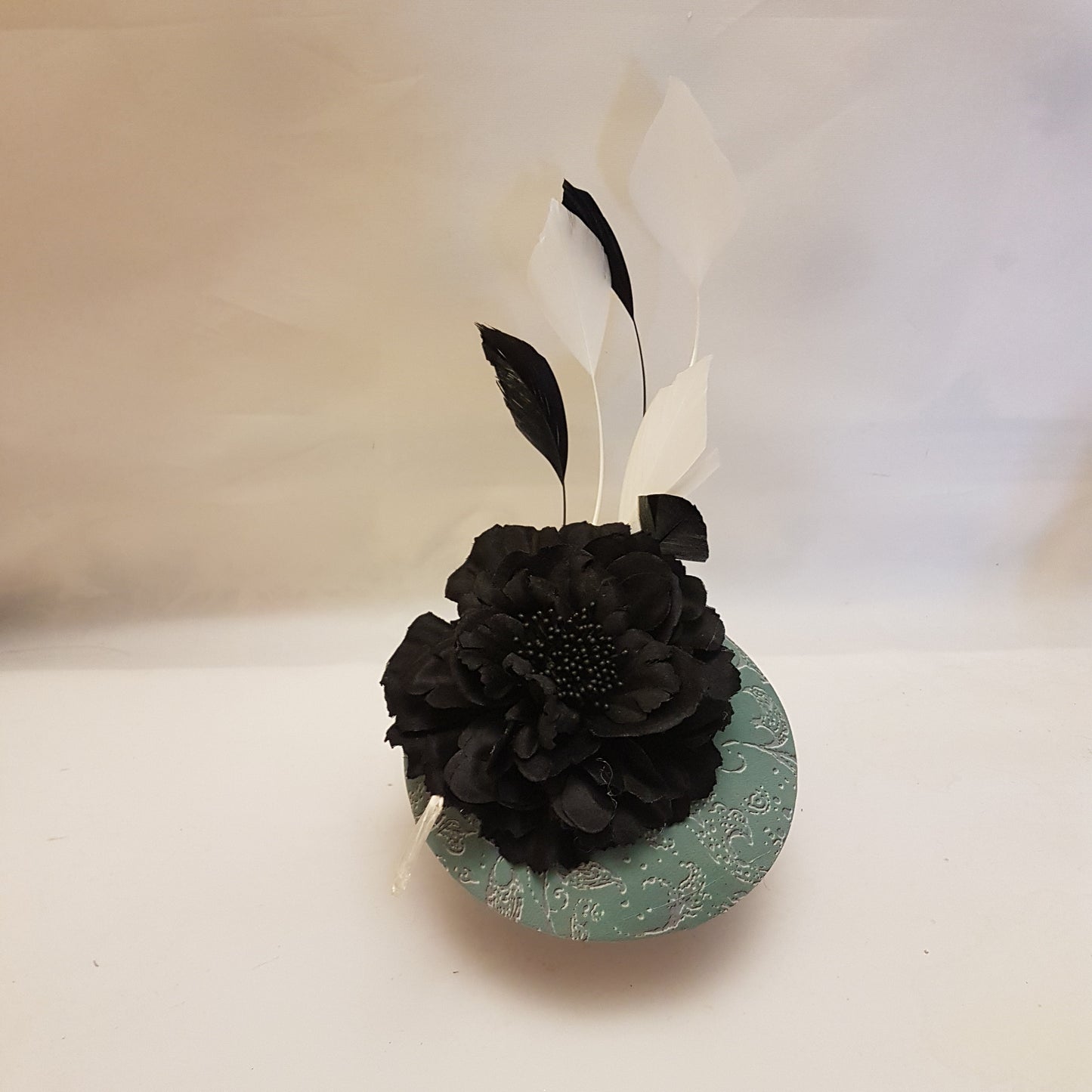 GREEN HAT Fascinator MOSS Green Print Hat Flower Hair Fasinator Black & White FeatherHatinator Wedding Ceremoney Hatinator Ladies Ascot Hat