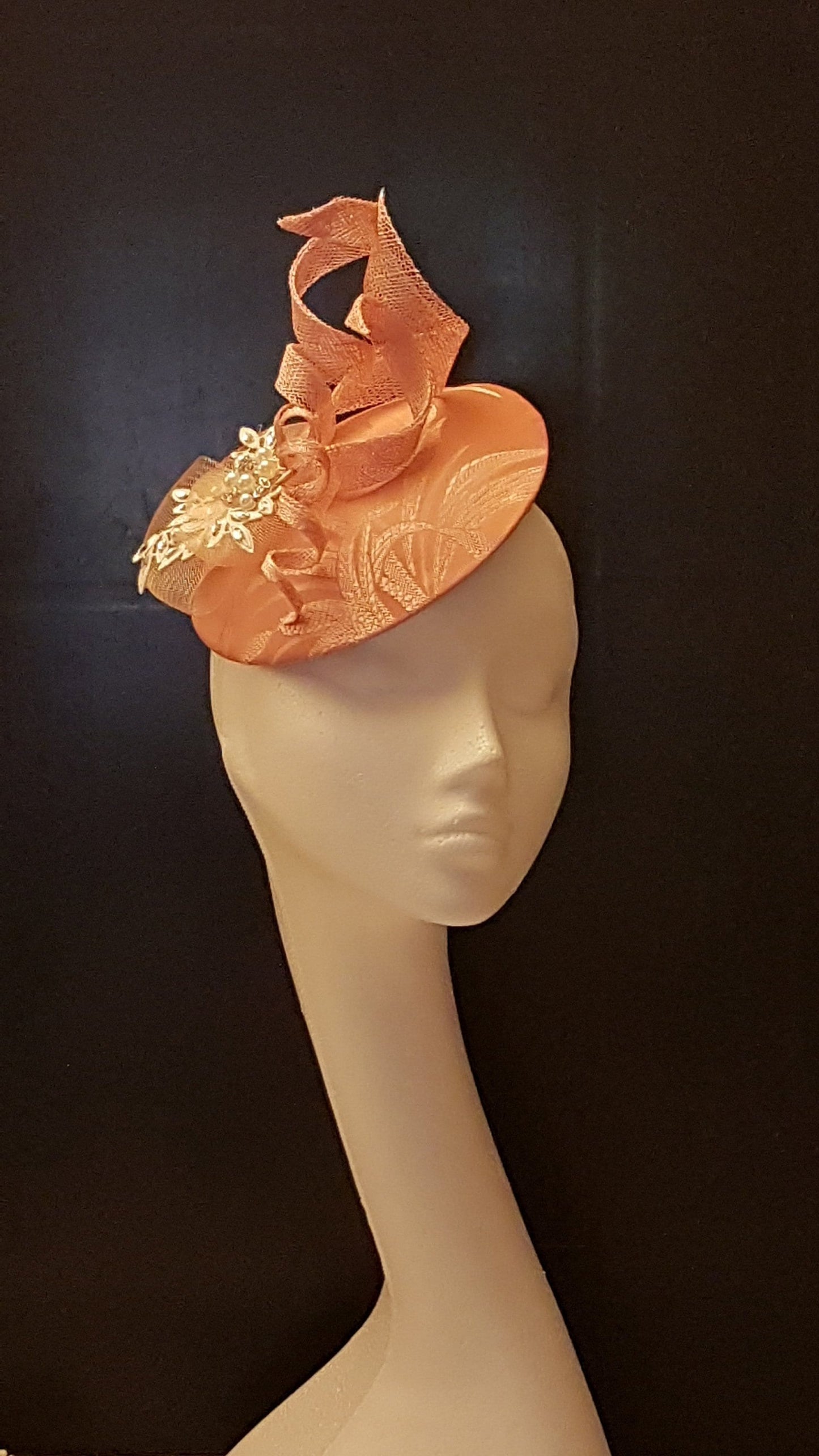 Cappello Fascinator, Cappello rosa anni '40 e '50 #Cappello rosa, Cappello da cocktail rosa pesca, Festa delle donne, Cappello Ascot, Cappello Derby rosa pesca