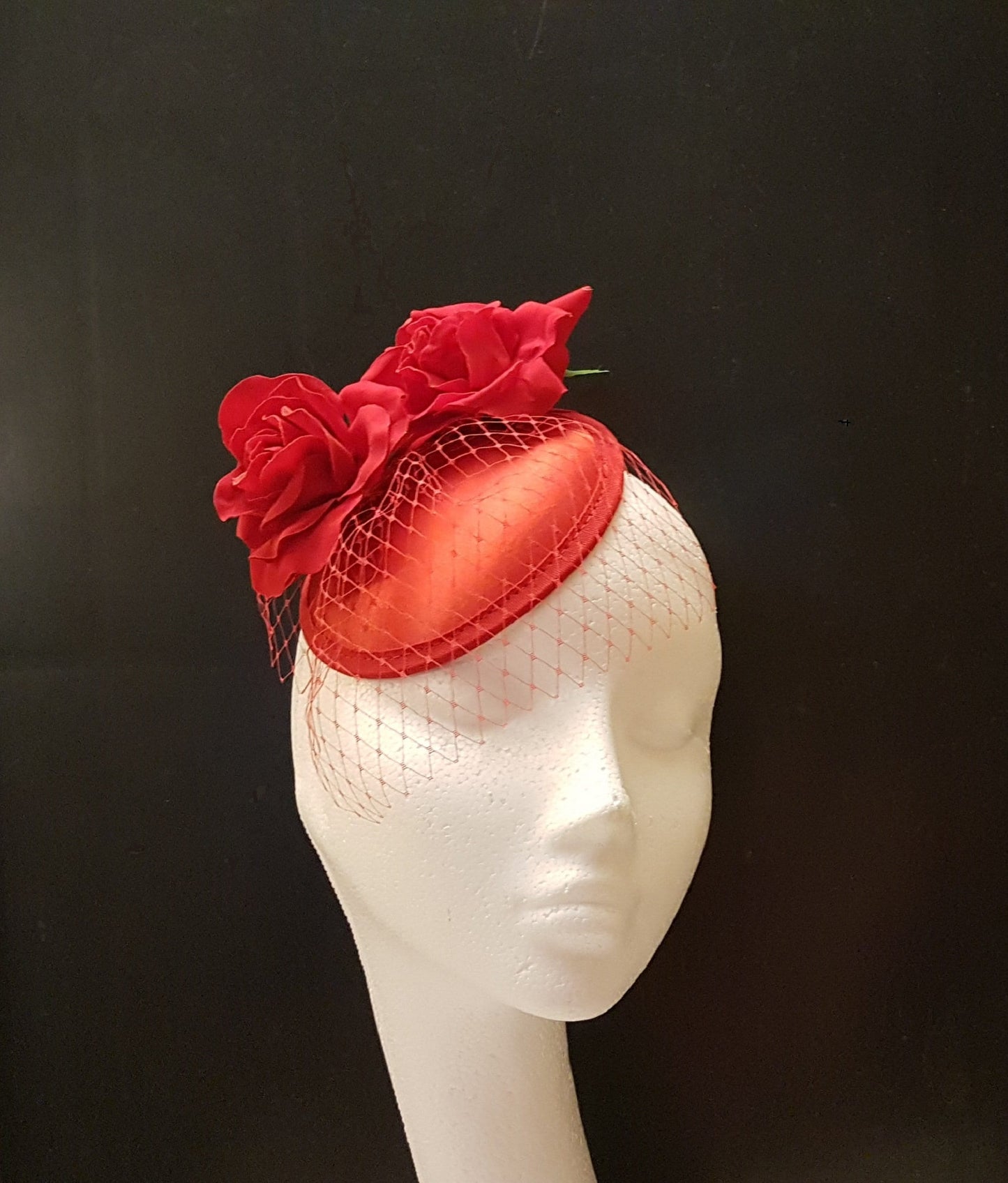 FASCINATOR ROSSO, anni '40 e '50 Cappello ROSSO Fascinator #Fascinator rosso Cappello rosa Fascinator Cappello da corsa, cocktail, festa delle donne, cappello Ascot Cappello con fiore di rosa rossa