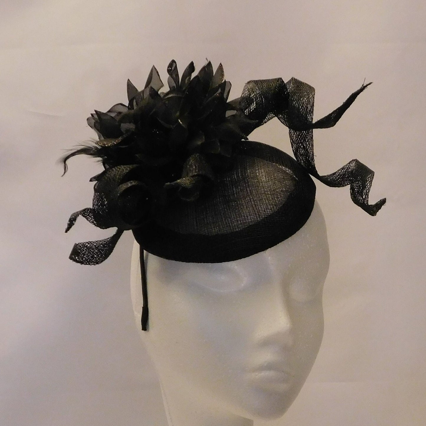 CAPPELLO FASCINATOR Cappello Sinamay con fiori neri Cappello da sposa Chiesa Fascinator Cappello da ballo Ascot Cocktail da corsa Cappello da sposa Piuma nera