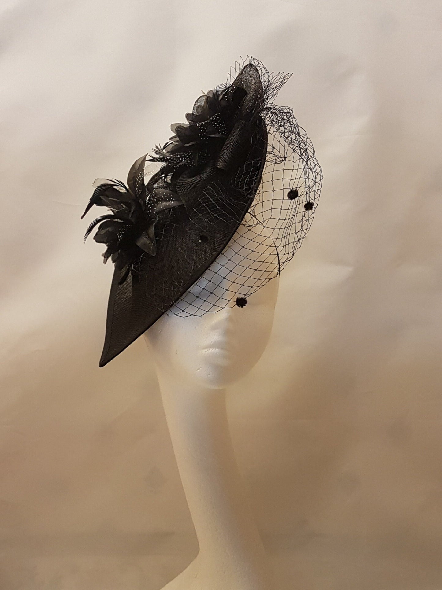 BLACK HAT Fascinator with Silk flowers Feathers Chenille Spot French Netting Veil Wedding Ceremoney Hatinator Cocktail Ascot Hat Fascinator
