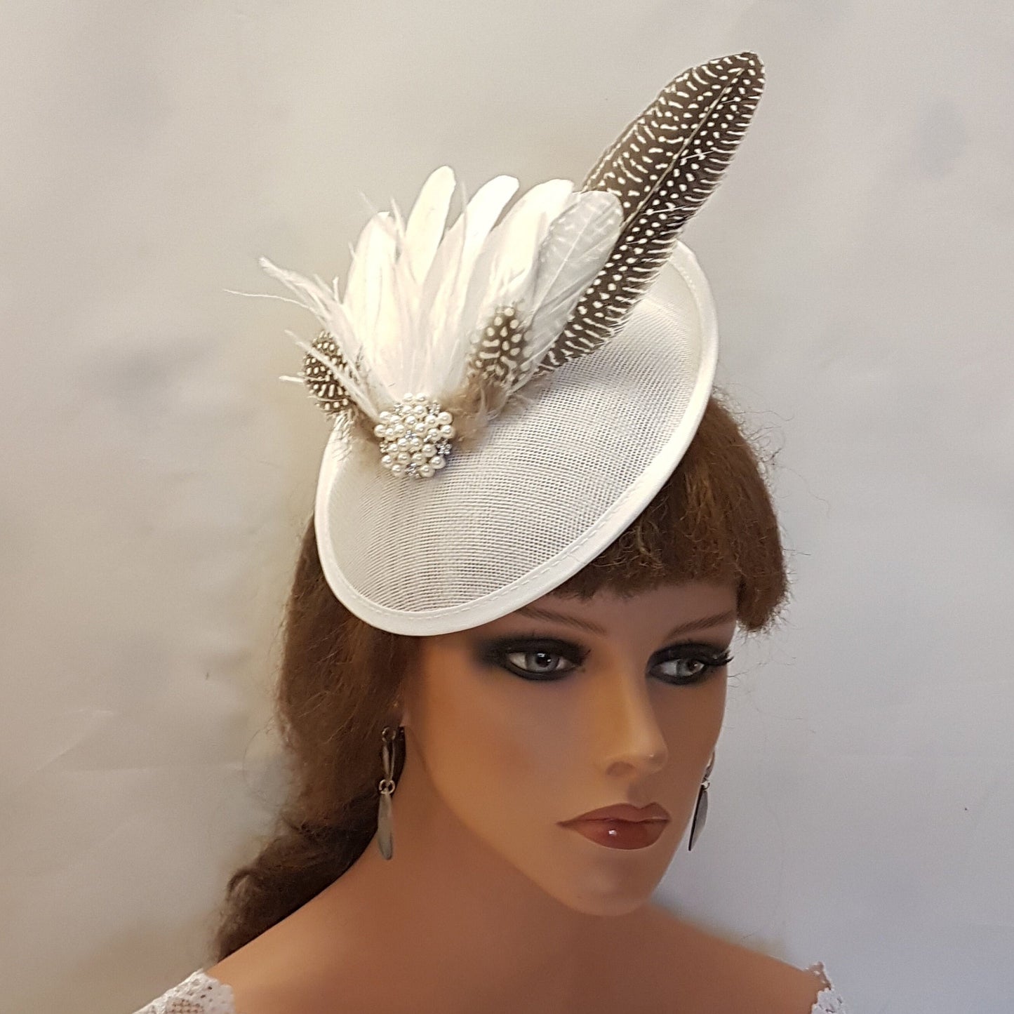 WHITE HAT FASCINATOR Feather Hat Fascinator Race Cocktail hat Ascot party Wedding Hatinator Bridal headpiece sparkly jewelled hatinator