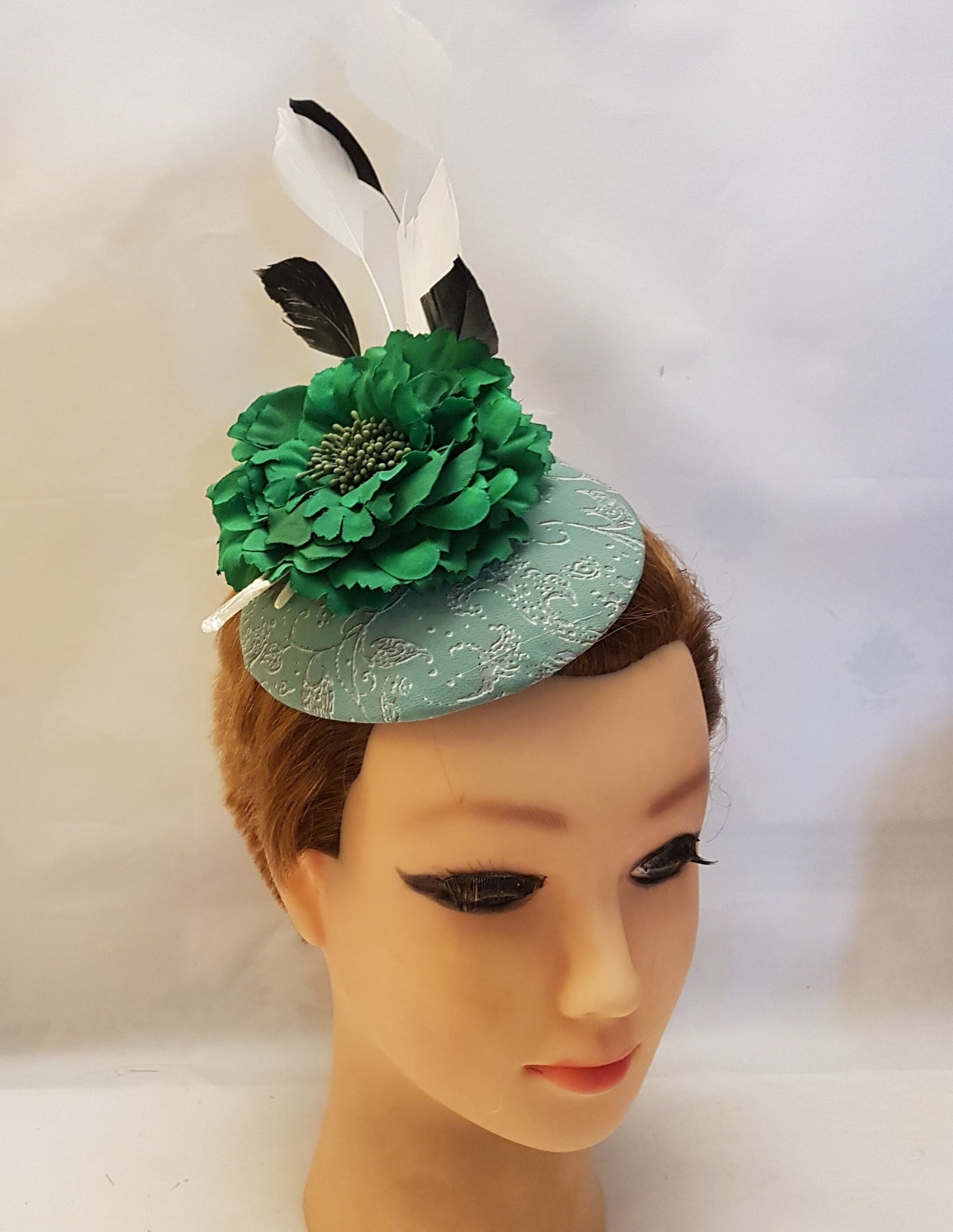GREEN HAT Fascinator MOSS Green Print Hat Flower Hair Fasinator Black & White FeatherHatinator Wedding Ceremoney Hatinator Ladies Ascot Hat
