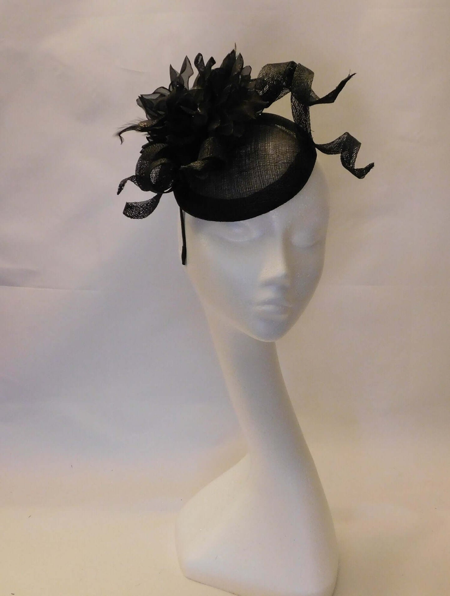 CAPPELLO FASCINATOR Cappello Sinamay con fiori neri Cappello da sposa Chiesa Fascinator Cappello da ballo Ascot Cocktail da corsa Cappello da sposa Piuma nera