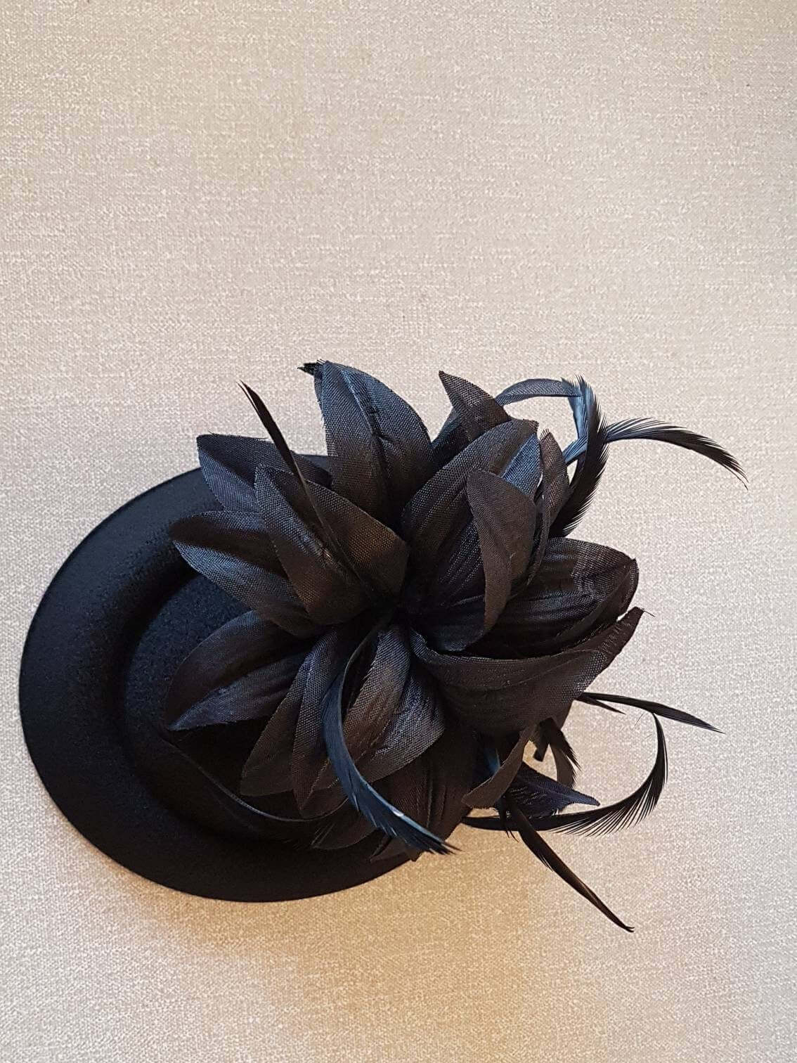 FASCINATOR NERO, #Cappello nero Fascinator Cappello di piume, Corsa, Cocktail, Festa delle donne, Cappello floreale di piume del Kentucky Derby di Ascot