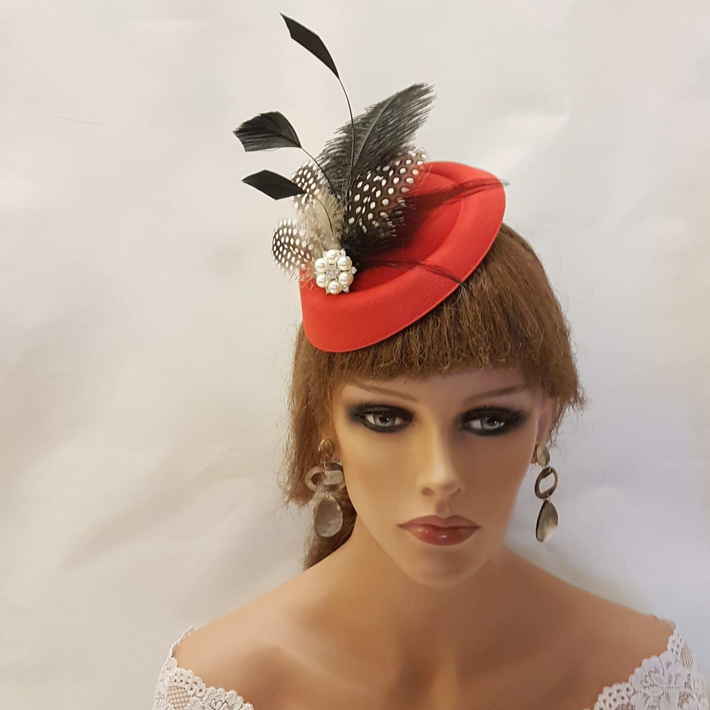 FASCINATOR CAPPELLO ROSSO, cappello fascinator anni '40 e '50 #Fascinator cappello rosso, cappello di struzzo, cappello di piume di gunia a pois, cappello da corsa, cocktail, festa delle donne, cappello Ascot