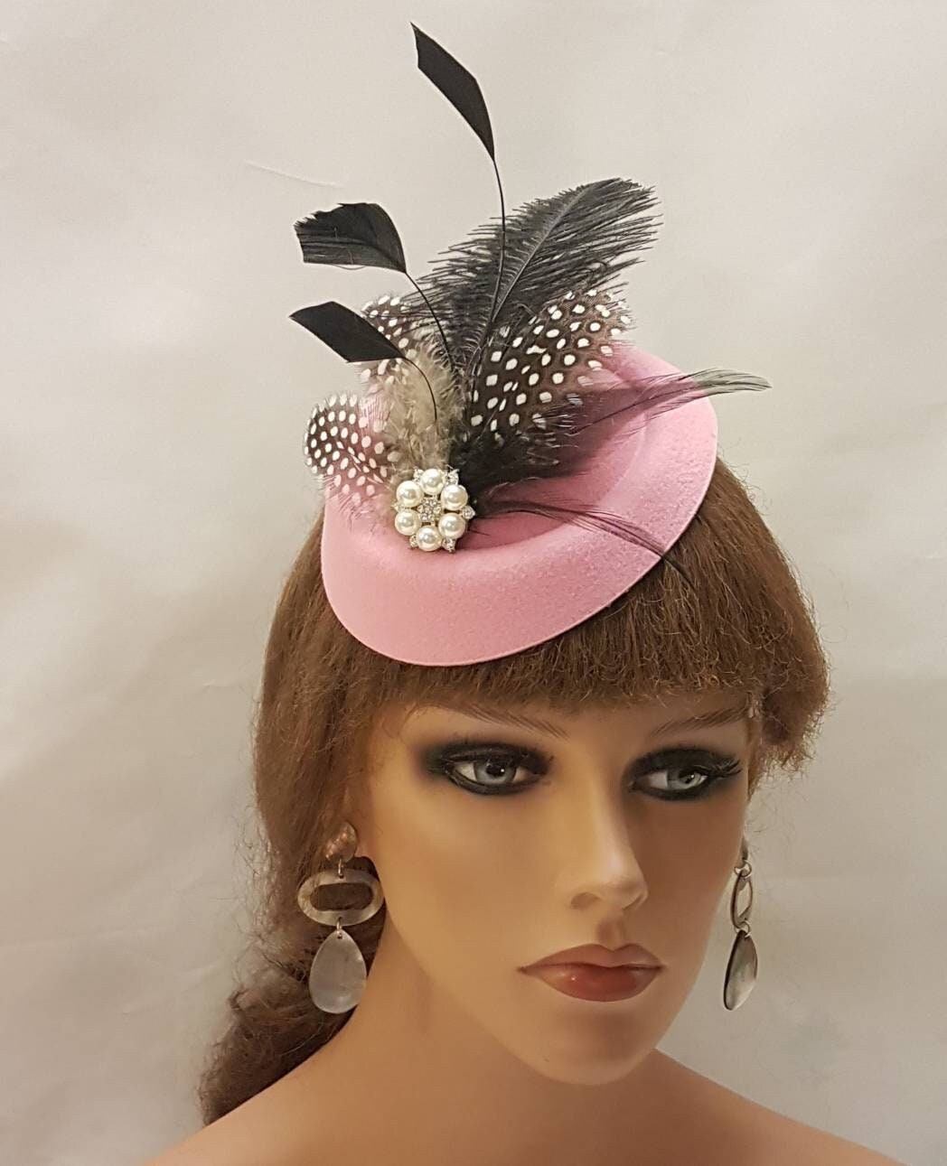 Chapeau rose Fascinator années 4050 #Chapeau rose Fascinator Plume d'autruche à pois Chapeau de course en plumes de Gunia Chapeau Ascot pour dames
