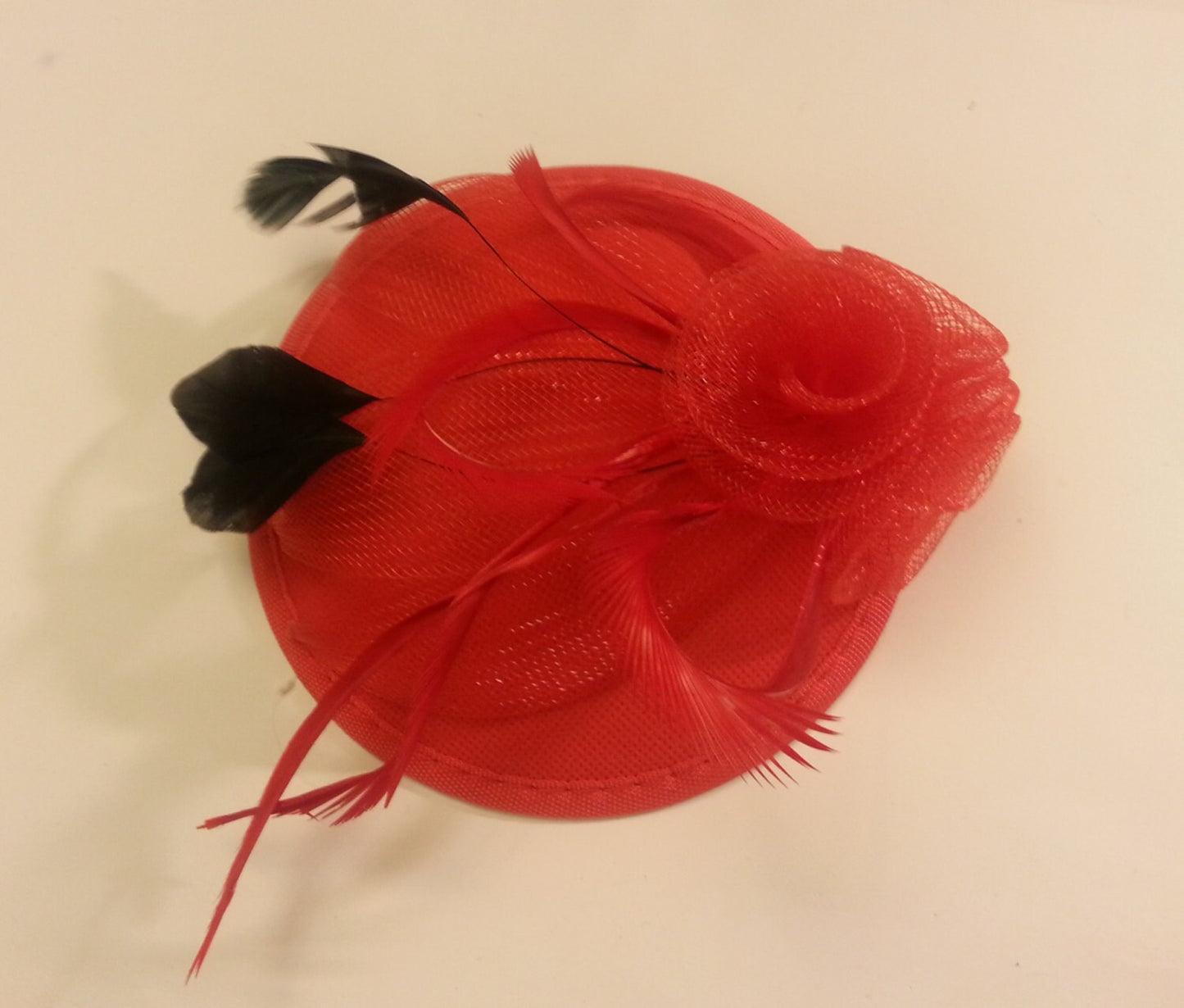 Fascinator, Cappello con piume, Cappello anni '40 e '50, Cappello rosso, Fascinator da corsa, Cappello da cocktail, Cappello da ballo, Cappello Ascot rosso, Fascinator con piume rosse