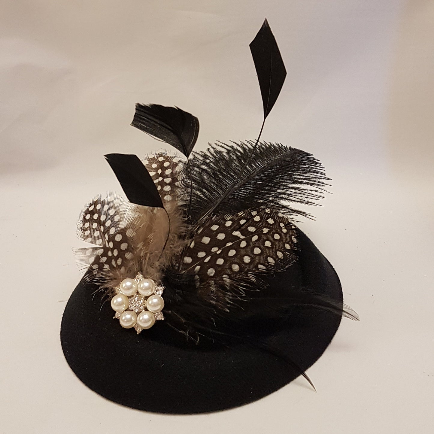 FASCINATOR CAPPELLO NERO, anni '40 e '50, cappello marrone, fascinator #Cappello nero, struzzo, cappello di piume di gunia a pois, cappello da corsa, cocktail, donna, cappello Ascot