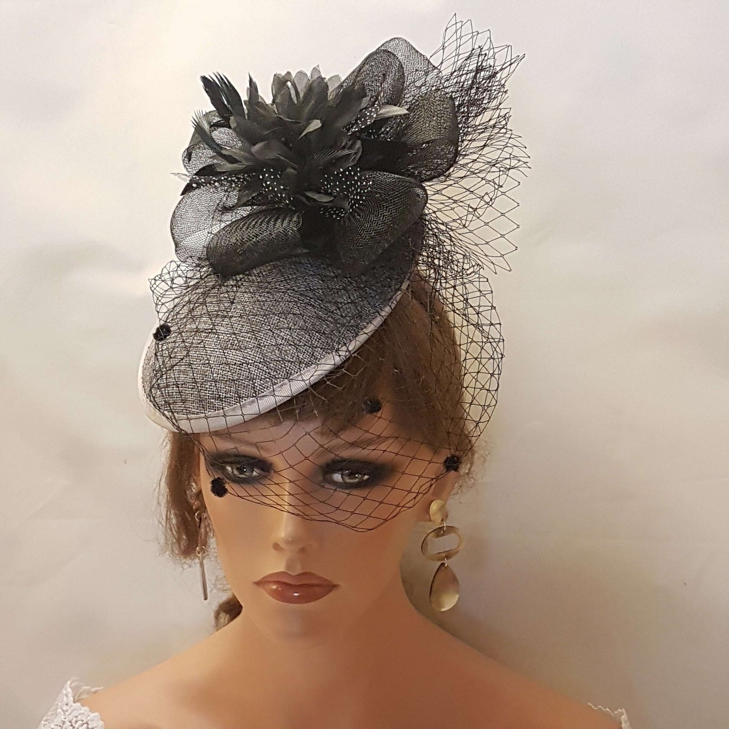 GRIGIO ROSSO BIANCO Cappello a piattino Fascinator Anni '40-'50 Velo nero Fascinator Fascinator con piume Gara Cerimonia Cocktail Signore Ascot Festa hatinator