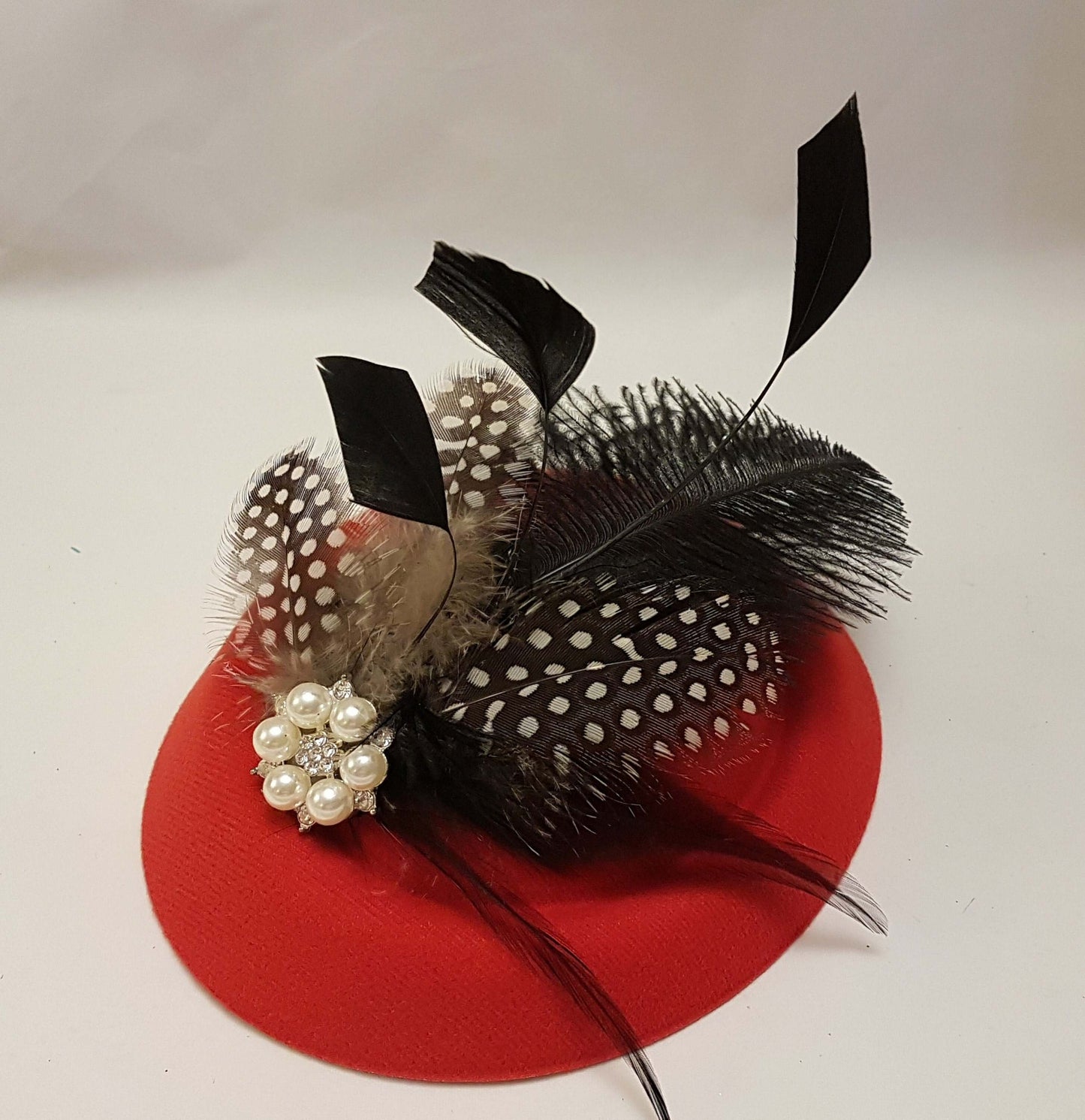 FASCINATOR CAPPELLO ROSSO, cappello fascinator anni '40 e '50 #Fascinator cappello rosso, cappello di struzzo, cappello di piume di gunia a pois, cappello da corsa, cocktail, festa delle donne, cappello Ascot