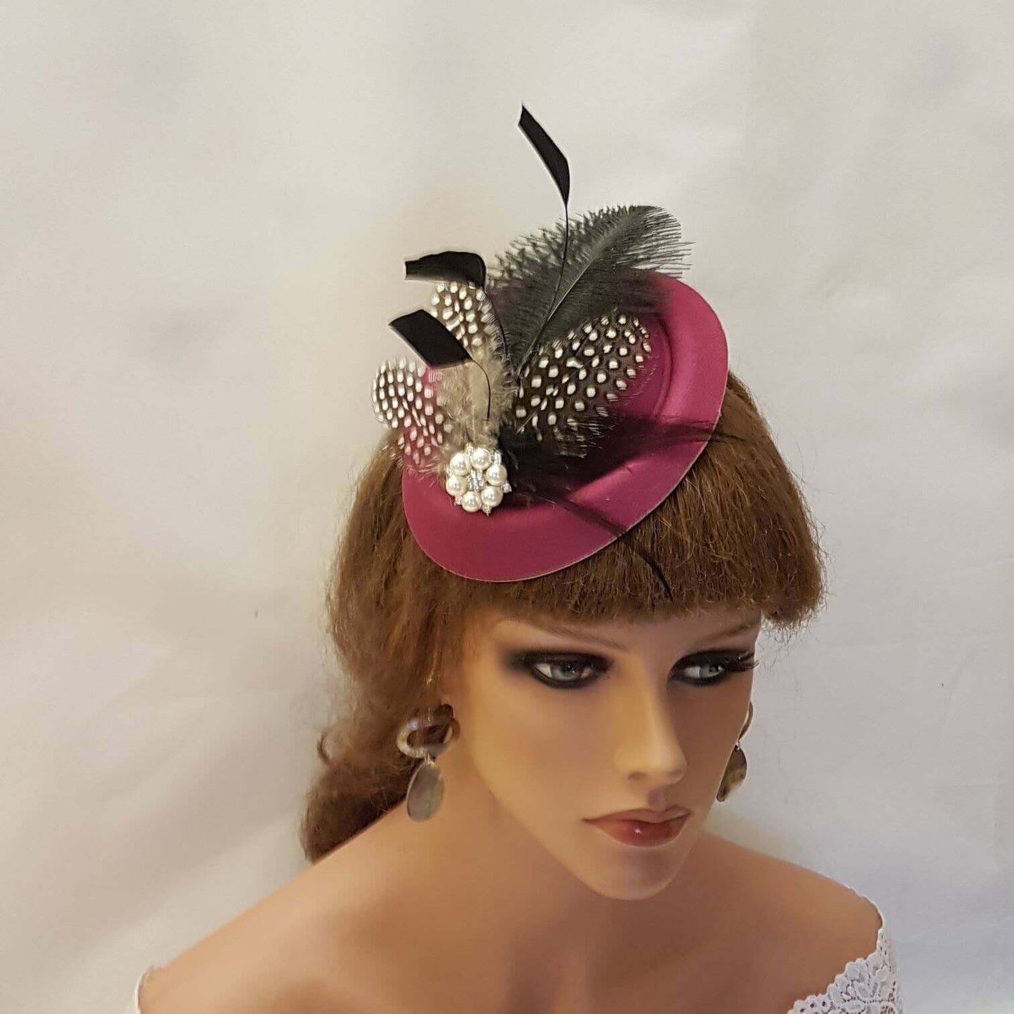 MAGENTA HAT FASCINATOR, 40s50s Pink Hat fascinator #Pink hat fascinator, Ostritch,Spotty Guinea Feather hat Race,Cocktail,Ladies ,Ascot hat