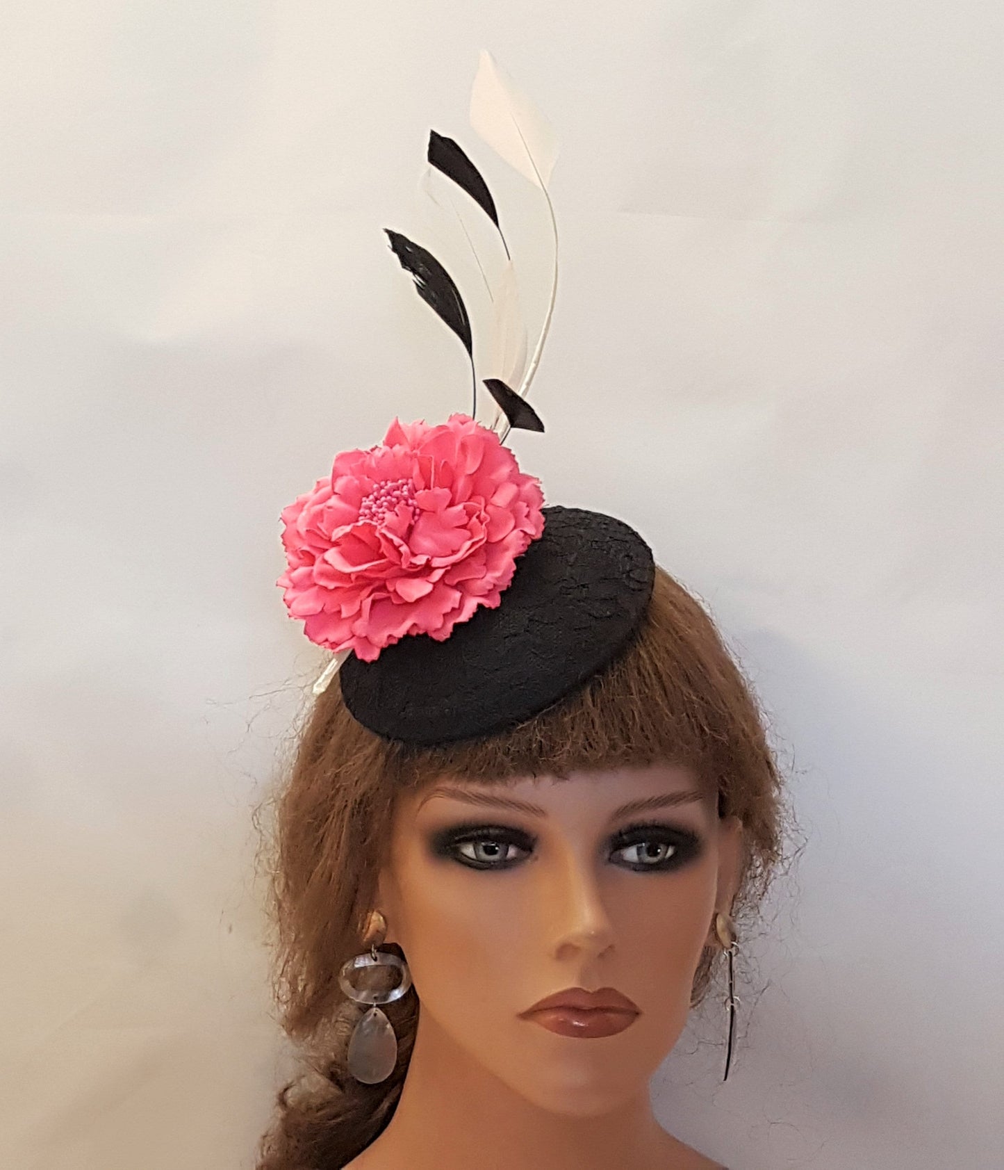 CAPPELLO NERO Fascinator Cappello in pizzo nero con fiore rosa acceso Cappello con piume nere e bianche Cerimonia nuziale Hatinator Cocktail Ascot Cappello nero