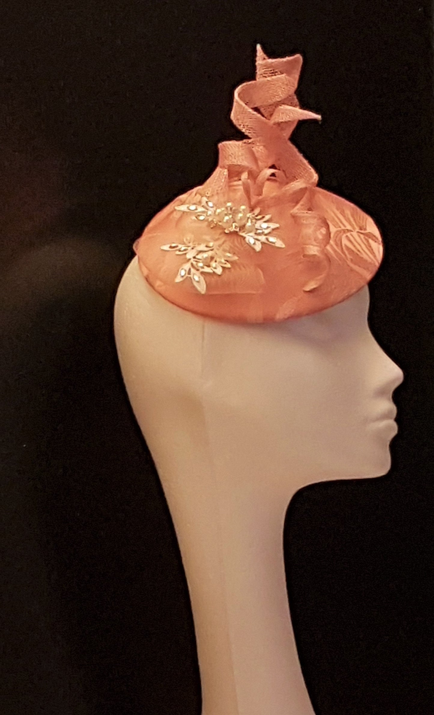 Cappello Fascinator, Cappello rosa anni '40 e '50 #Cappello rosa, Cappello da cocktail rosa pesca, Festa delle donne, Cappello Ascot, Cappello Derby rosa pesca