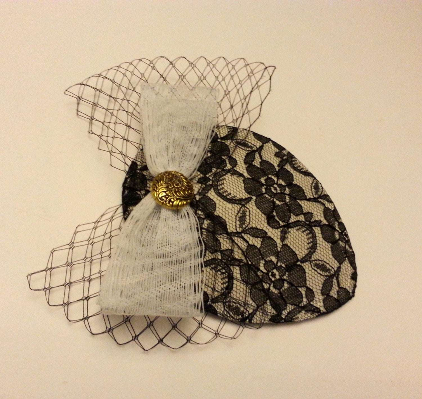 Sale! Vintage VEIL HAT 40s-50s Black & White Teardrop hat Mini birdcage veil Fascinator Antique gold centre embellishment Fascinator clip