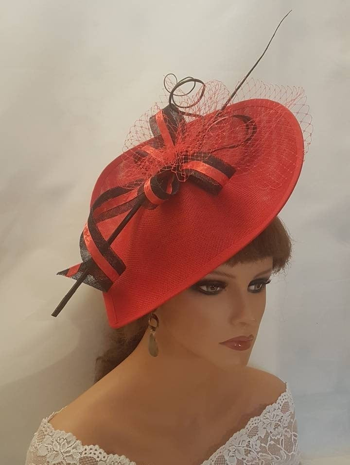 Cappello Fascinator ROSSO lungo Quil Feather French Netting accessorio per capelli Cerimonia di nozze Ascot Race cappello Madre della sposa/Sposo Cappello Fascinator