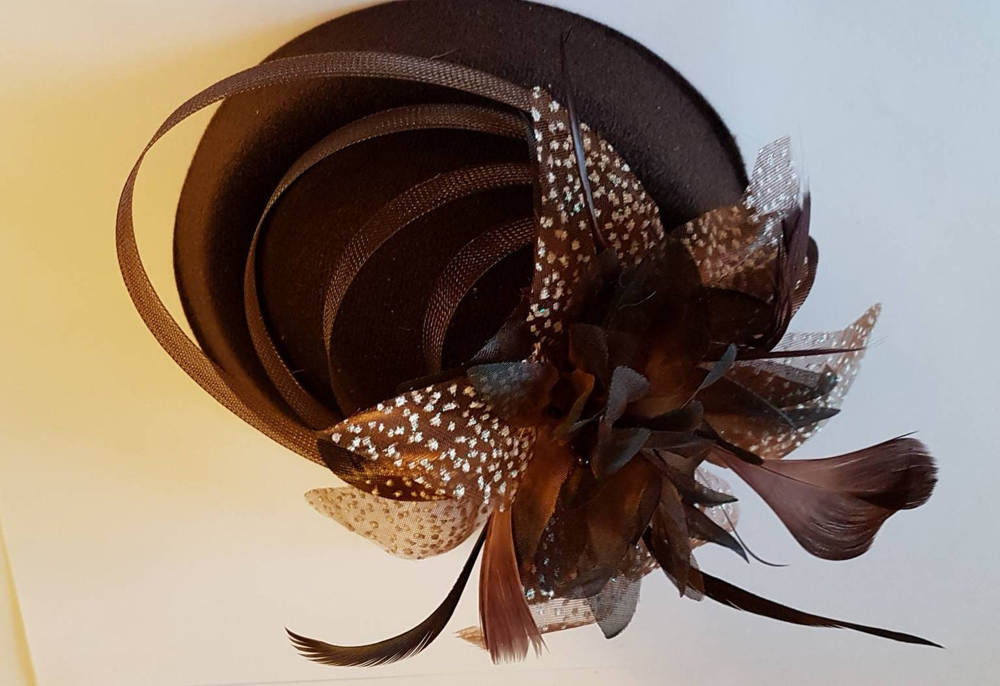 BROWN FASCINATOR, 40s 50s Brown Hat fascinator #Brown Feather hat Race,Cocktail,Ladies day,Ascot hat Brown feather flower hat Fascinator