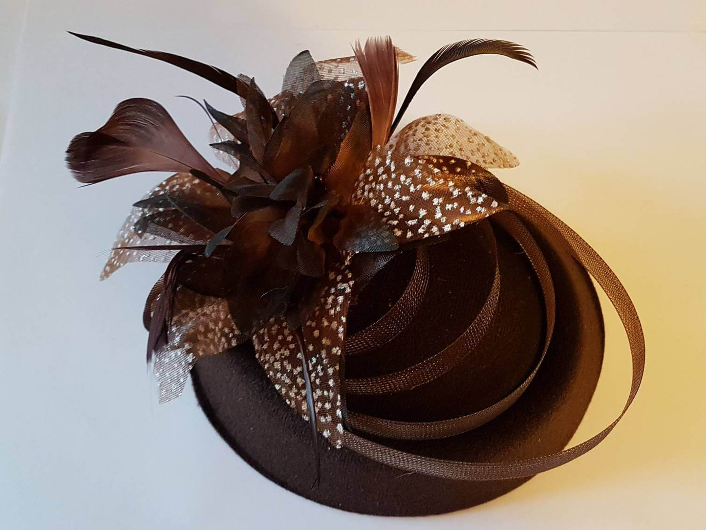 BROWN FASCINATOR, 40s 50s Brown Hat fascinator #Brown Feather hat Race,Cocktail,Ladies day,Ascot hat Brown feather flower hat Fascinator