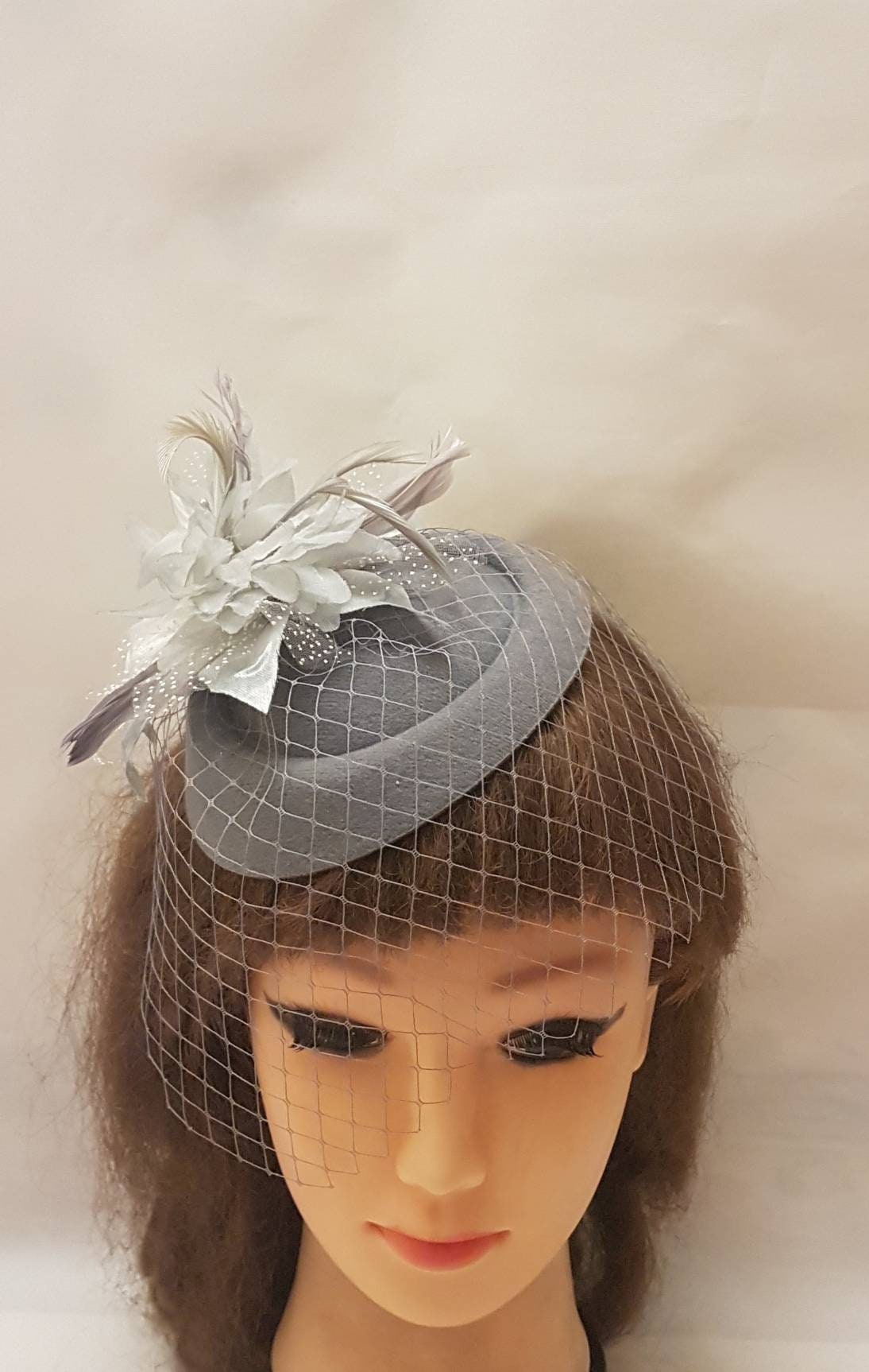 SILVE Grey Fascinator Birdcage Veil Hat Fascinator Grey Feather flower Hat Fascinator Wedding Bridesmaid Hairpiece Cocktail Ascot ladies Hat