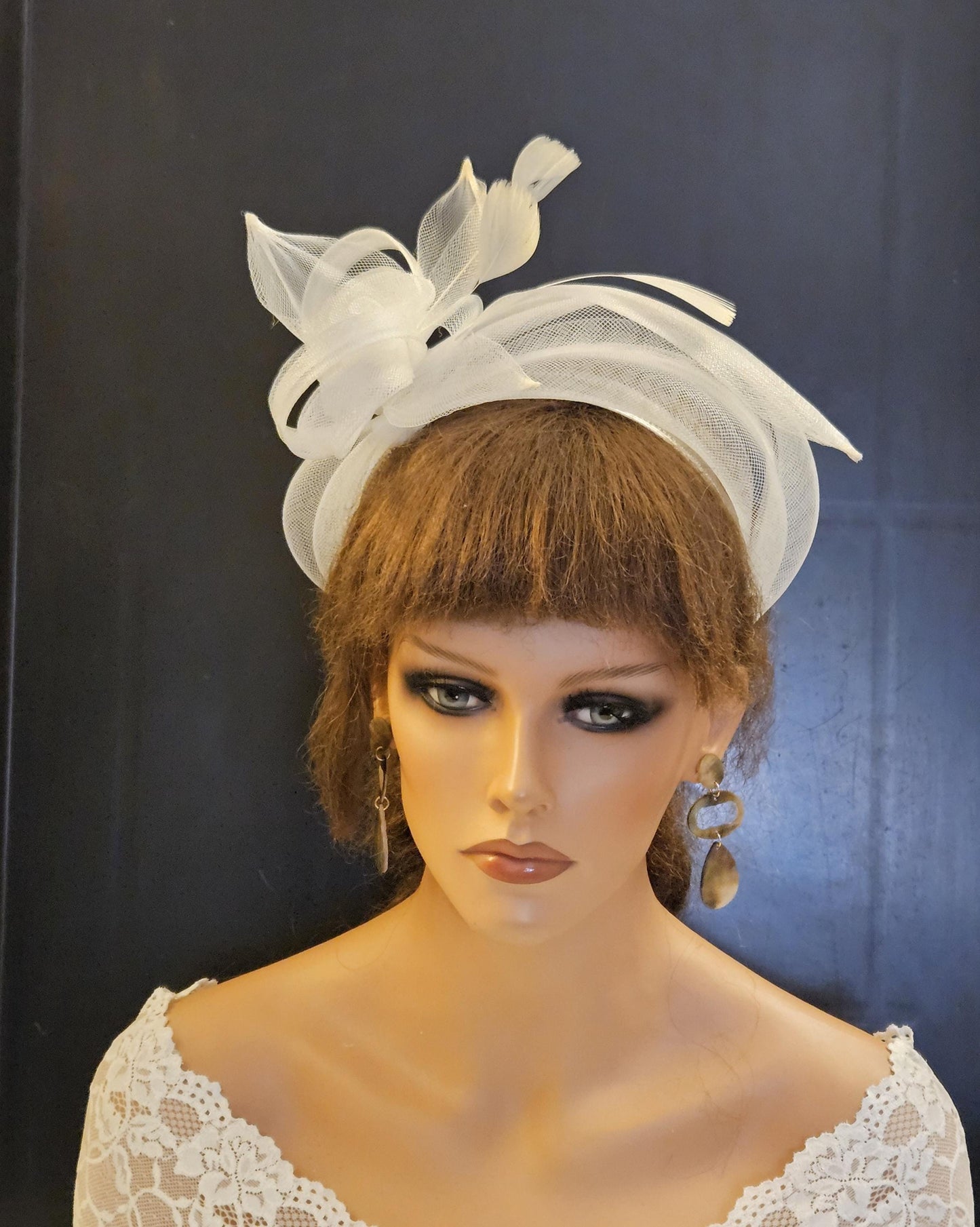 Cerchietto BIANCO Fascinator Perfetto per ogni occasione Cerchietto in crinolina per gare o madre della sposa, copricapo per invitati a matrimoni - EleganceFascinator