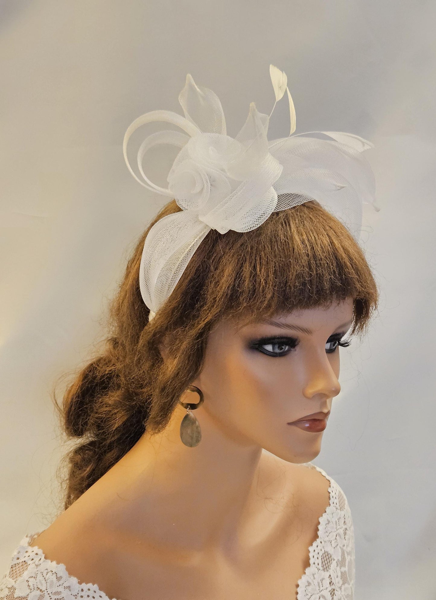 Cerchietto BIANCO Fascinator Perfetto per ogni occasione Cerchietto in crinolina per gare o madre della sposa, copricapo per invitati a matrimoni - EleganceFascinator