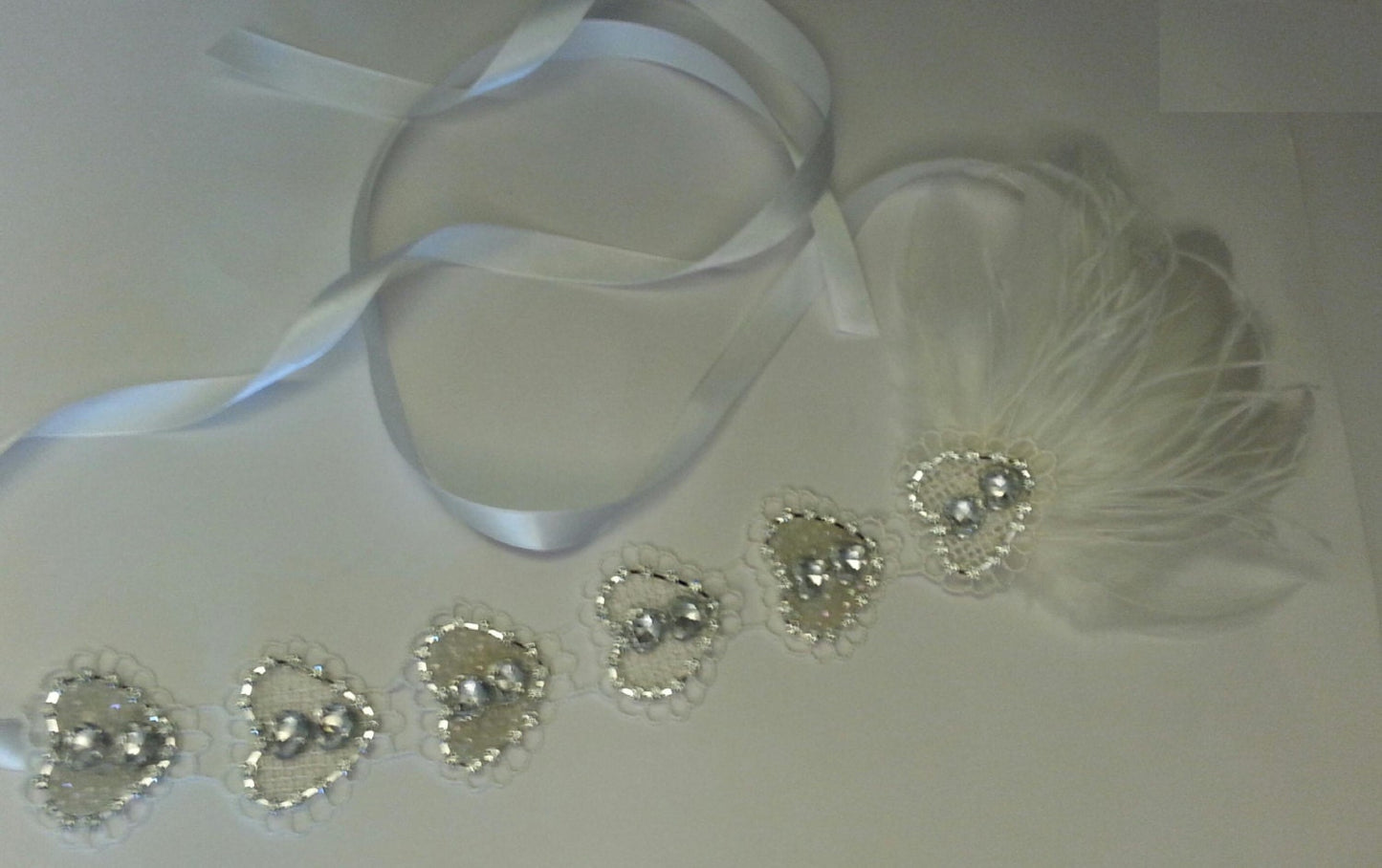 Fascia per capelli Gatsby Flapper anni '20, copricapo da sposa, fascia per capelli Gatsby con perline di cristallo scintillanti anni '20 e '40, fascinator di cristallo con piume nere o bianche