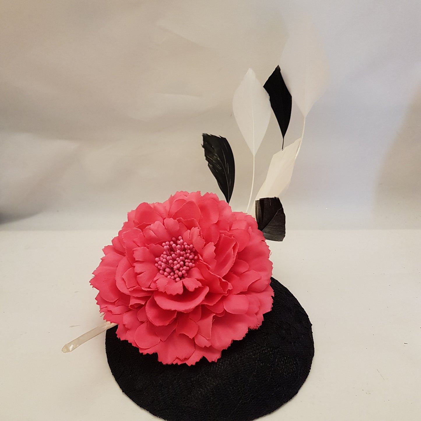 Chapeau noir Fascinator Chapeau en dentelle noire avec fleur rose vif Chapeau avec plumes noires et blanches Chapeau de cérémonie de mariage Chapeau de cocktail Ascot Noir