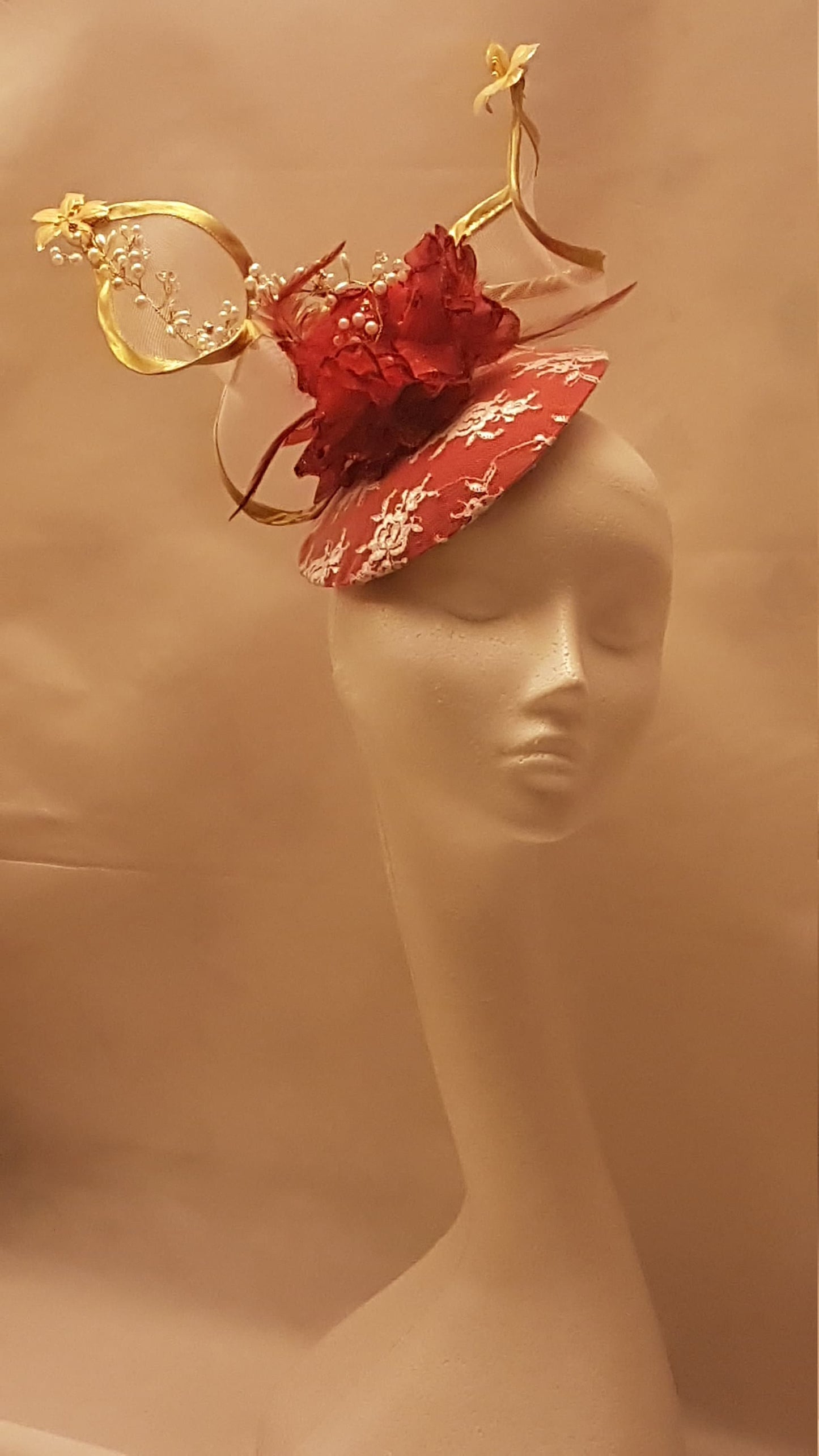 Chapeau fascinateur, mariage, derby Kentecy, chapeau Royal Ascot, chapeau fascinateur en plumes ROUGES, chapeau tourbillonnant pour femme à bord doré avec vigne en perles de cristal