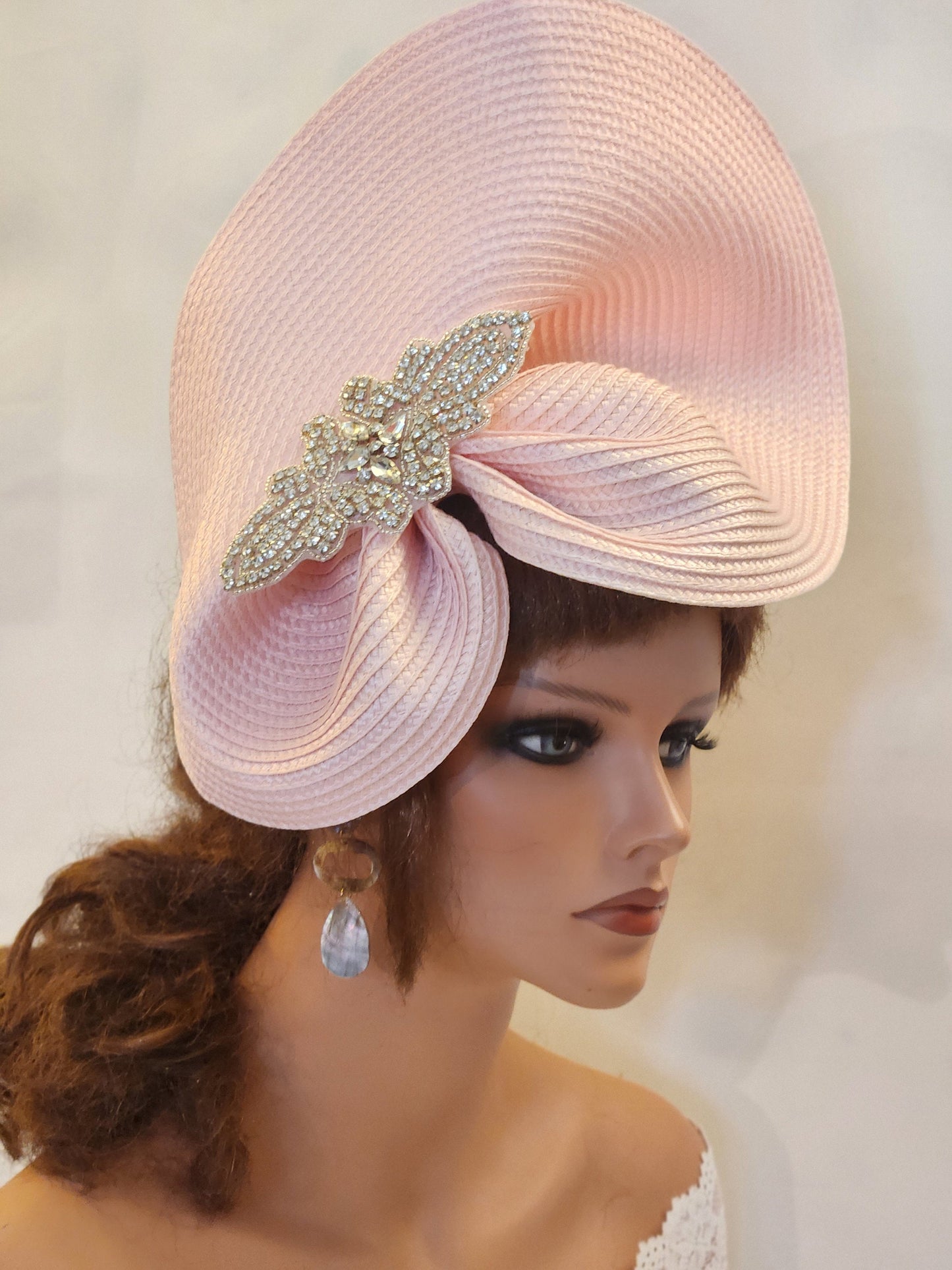 FASCINATEUR ROSE #Chapeau rose avec bijou scintillant. Kentucky derby Ascot chapeau fascinateur mariage, mère de la mariée, cocktail, fête d'église Hatinator