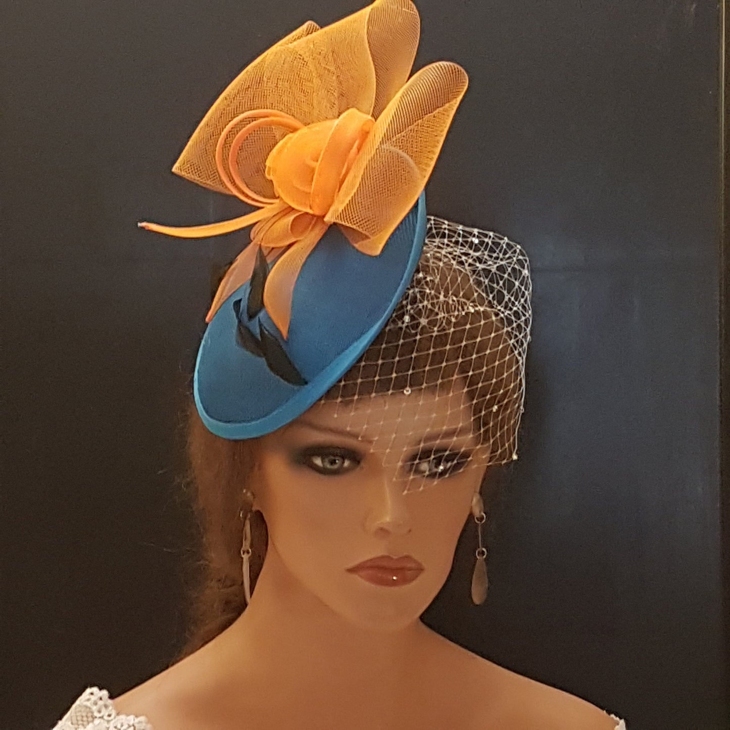 Chapeau fascinateur bleu sarcelle et chapeau orange, chapeau fascinateur bleu, chapeau fascinateur de course, chapeau de cocktail, chapeau Ascot, chapeau de cocktail, coiffe de course de mariage