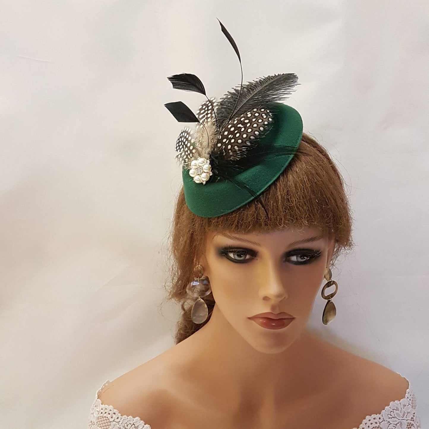 Chapeau fascinateur vert, chapeau fascinateur en plumes des années 40 et 50. Chapeau fascinateur vert bouteille, chapeau en plumes. Course, cocktail, dames, chapeau Ascot Fascinator headpiece