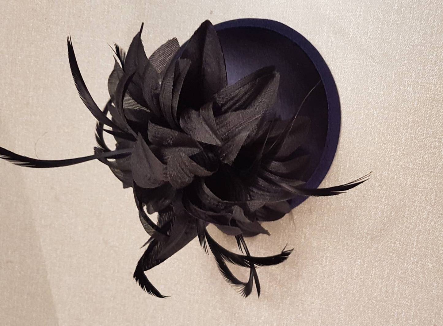 Chapeau Fascinator noir. Mariage, chapeau de jour pour dames, chapeau Royal Ascot, mariage, cocktail, thé pour femmes, chapeau fascinateur, coiffure de course, tenue Ascot