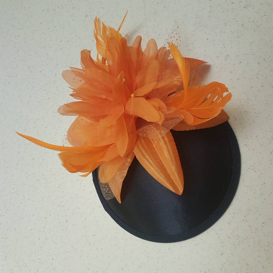 Chapeau fascinateur noir avec fleur orange, chapeau fascinateur vintage des années 40 et 50, cocktail de course, Ascot, chapeau de cocktail, coiffe d'invité de mariage