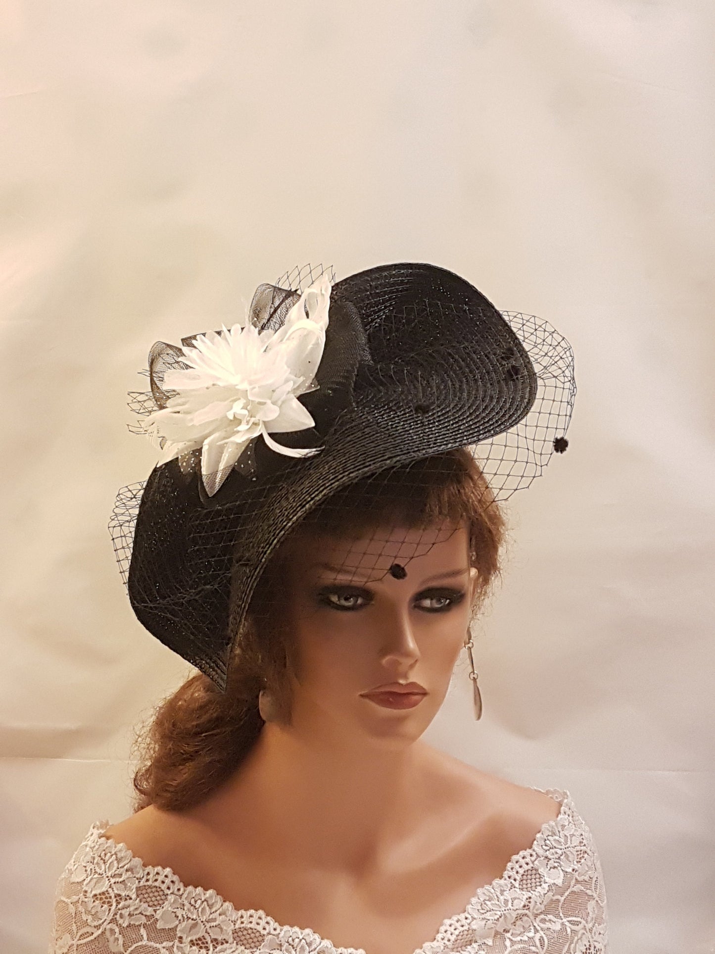 Chapeau Fascinator Noir avec Plumes, Fleurs. Coiffe pour Mariages et Courses, Halloween, Coiffe pour Dames Parfait pour les Occasions et Événements Spéciaux