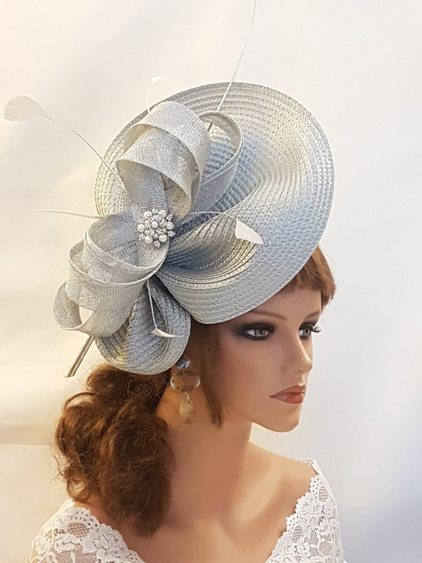 Fascinateur gris ARGENT Soucoupe chapeau Sinamay noeud, plumes Église Derby Ascot Royal Wedding TeaParty chapeau Mère de la mariée/du marié Fascinateur