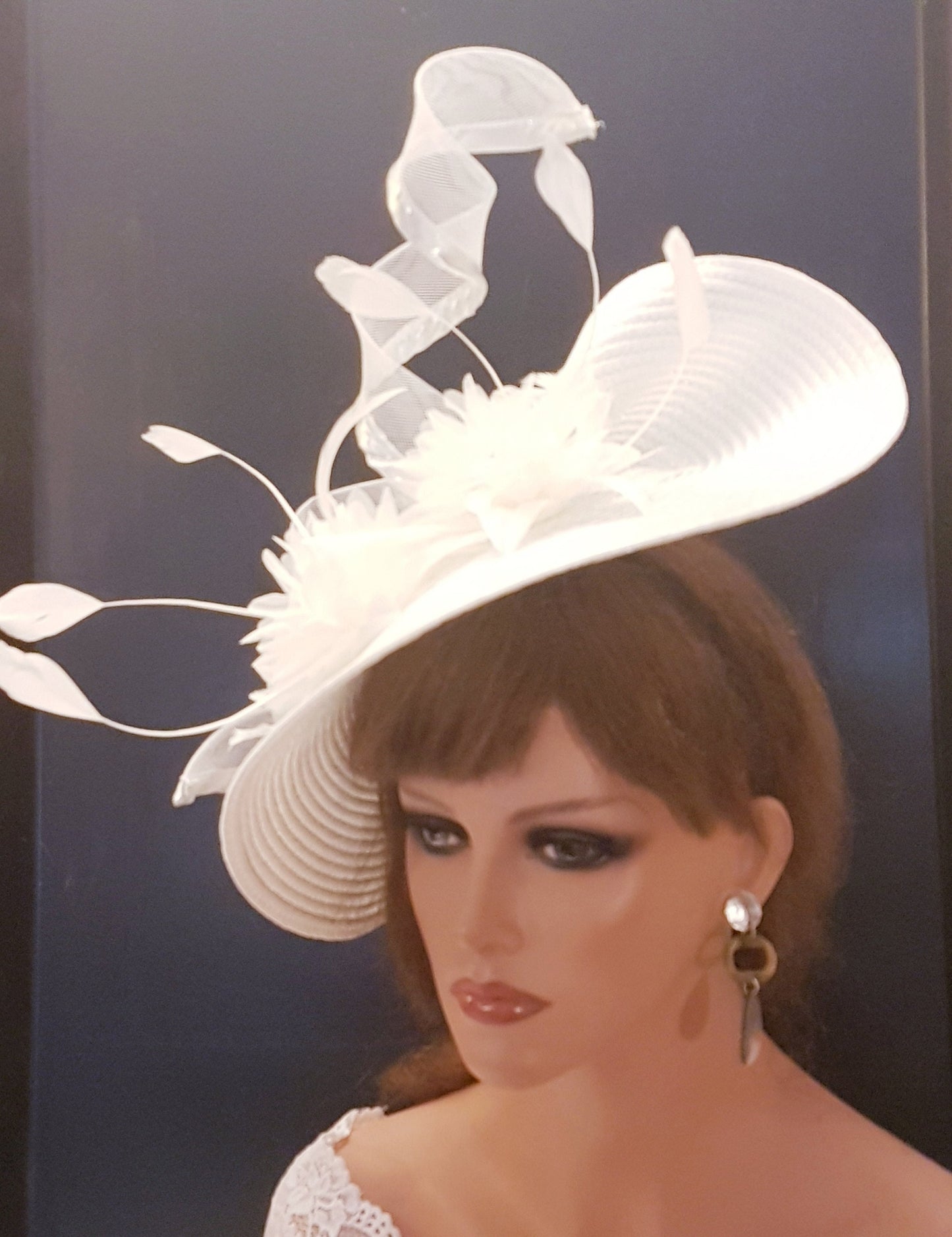 Fascinateur blanc grande soucoupe chapeauinateur plume florale église Derby Royal Ascot chapeau course mariage fête chapeau mère de la mariée/du marié Hatinator