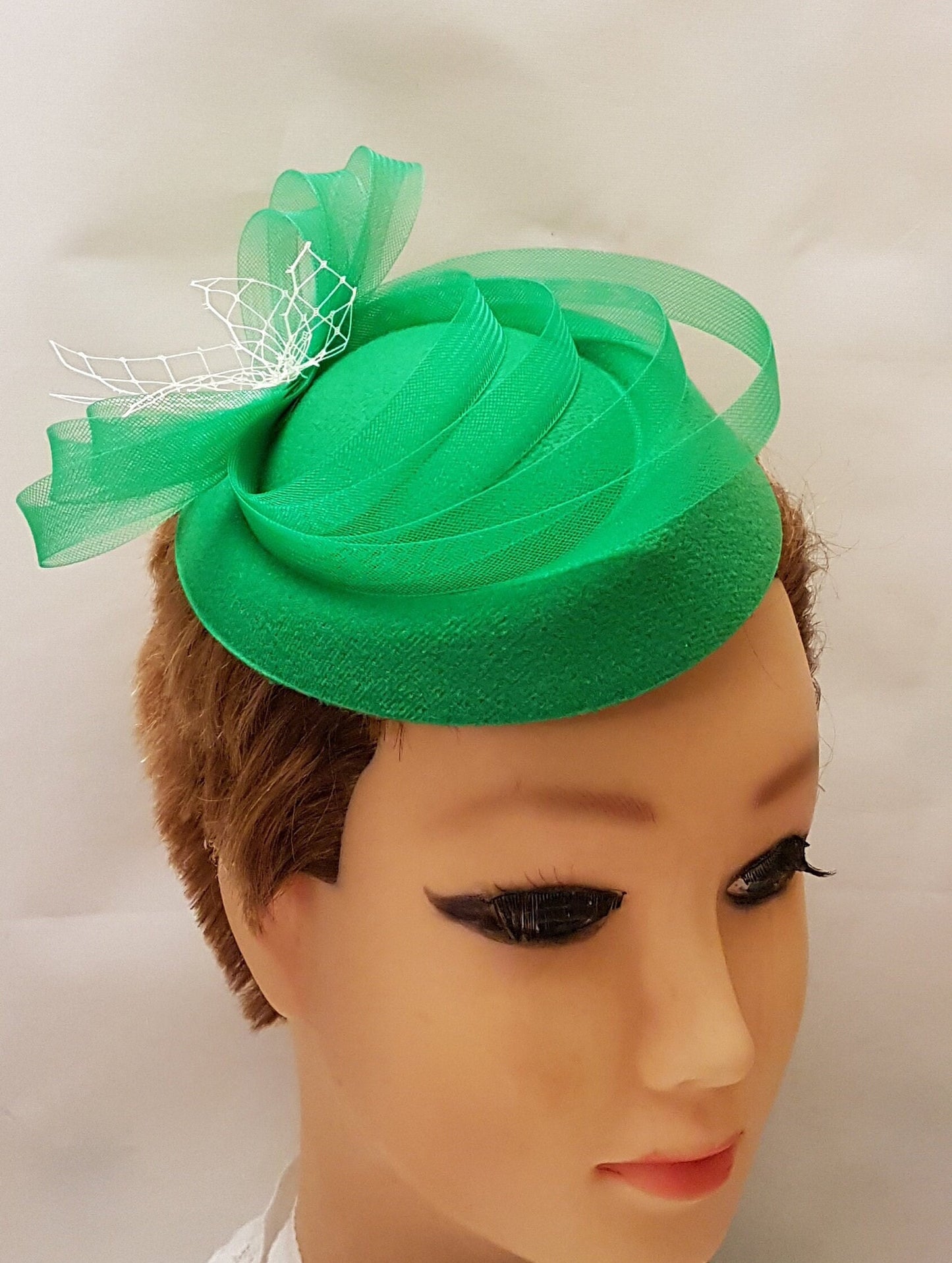 Chapeau fascinateur VERT années 40 50 en feutre vert comme un chapeau de pilulier Chapeau fascinateur vert, cocktail de course, Ascot, chapeau de cocktail Coiffe de mariage '