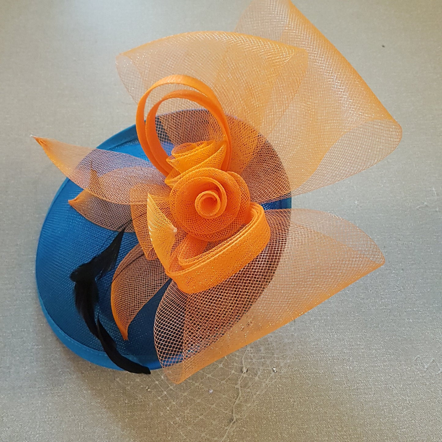 Chapeau fascinateur bleu sarcelle et chapeau orange, chapeau fascinateur bleu, chapeau fascinateur de course, chapeau de cocktail, chapeau Ascot, chapeau de cocktail, coiffe de course de mariage