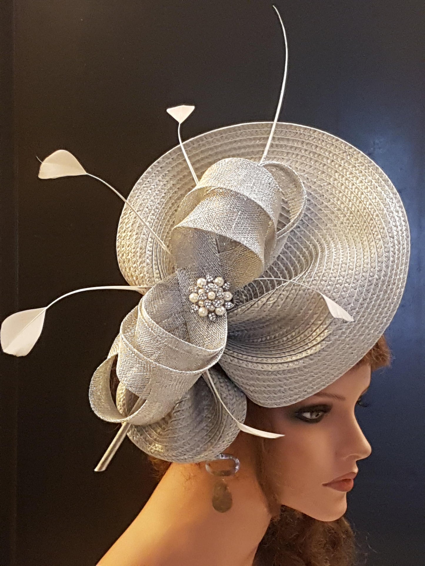 Fascinateur gris ARGENT Soucoupe chapeau Sinamay noeud, plumes Église Derby Ascot Royal Wedding TeaParty chapeau Mère de la mariée/du marié Fascinateur