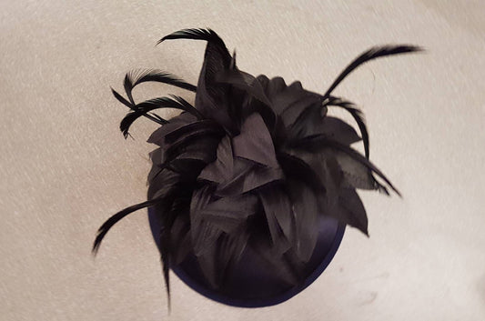 Chapeau Fascinator noir. Mariage, chapeau de jour pour dames, chapeau Royal Ascot, mariage, cocktail, thé pour femmes, chapeau fascinateur, coiffure de course, tenue Ascot