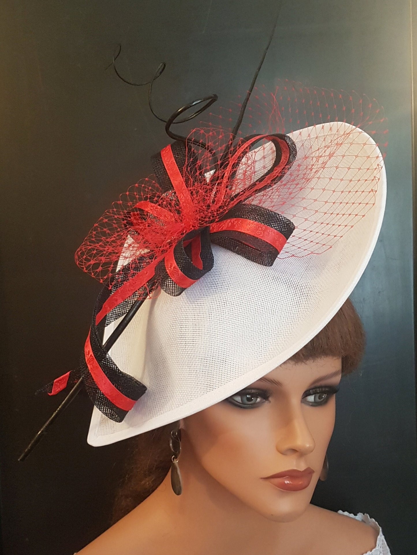 Chapeau fascinateur rouge et blanc avec longue plume et grande forme de larme, chapeau de mère de la mariée/du marié, Kentucky derby, chapeau fascinateur Royal Ascot