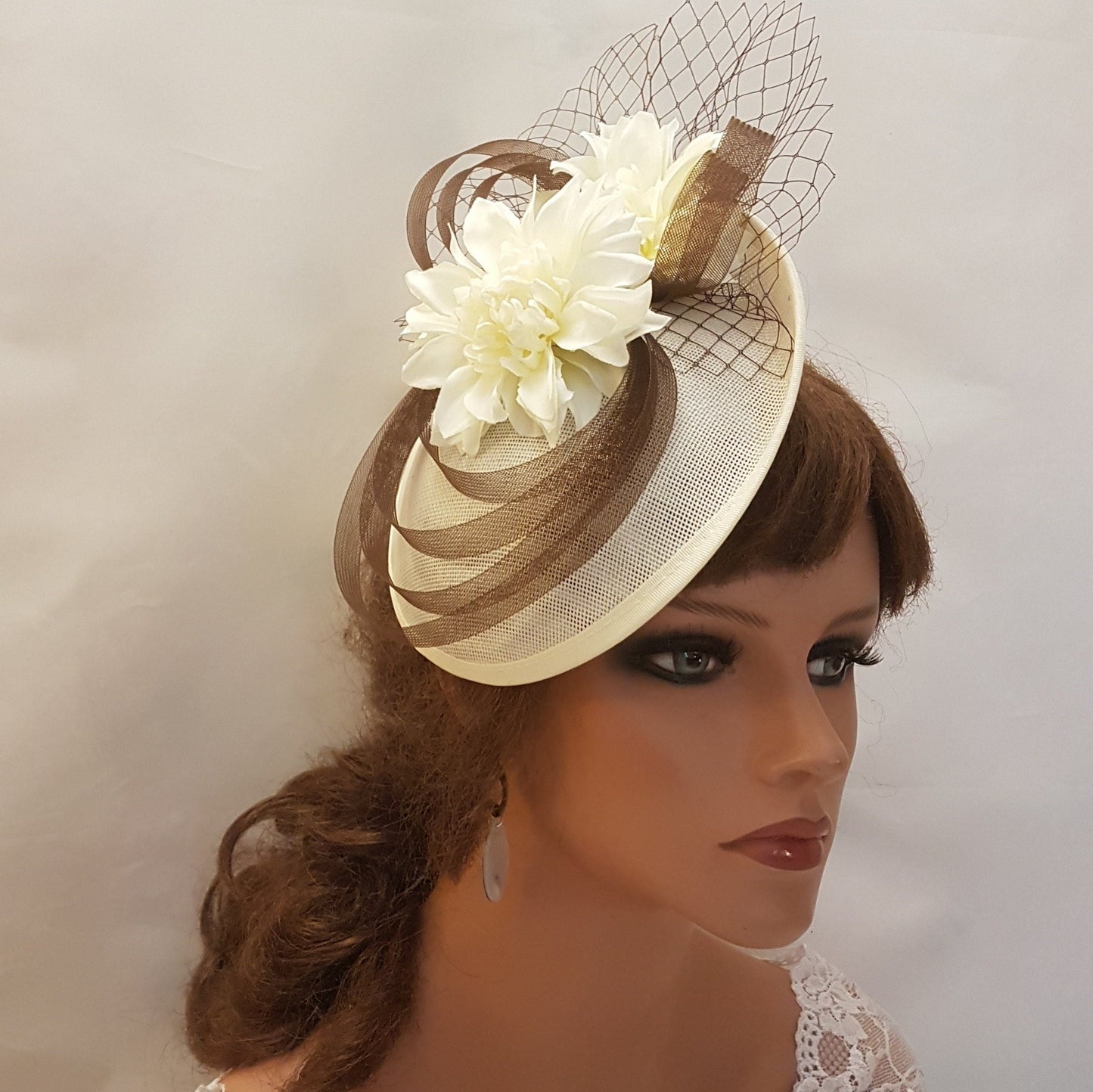 Chapeau Fascinator marron et ivoire/crème pour mariage, chapeau Fascinator d'église, Goodwood, cocktail, chapeau floral Kenducky Derby Ascot, chapeau de mariage