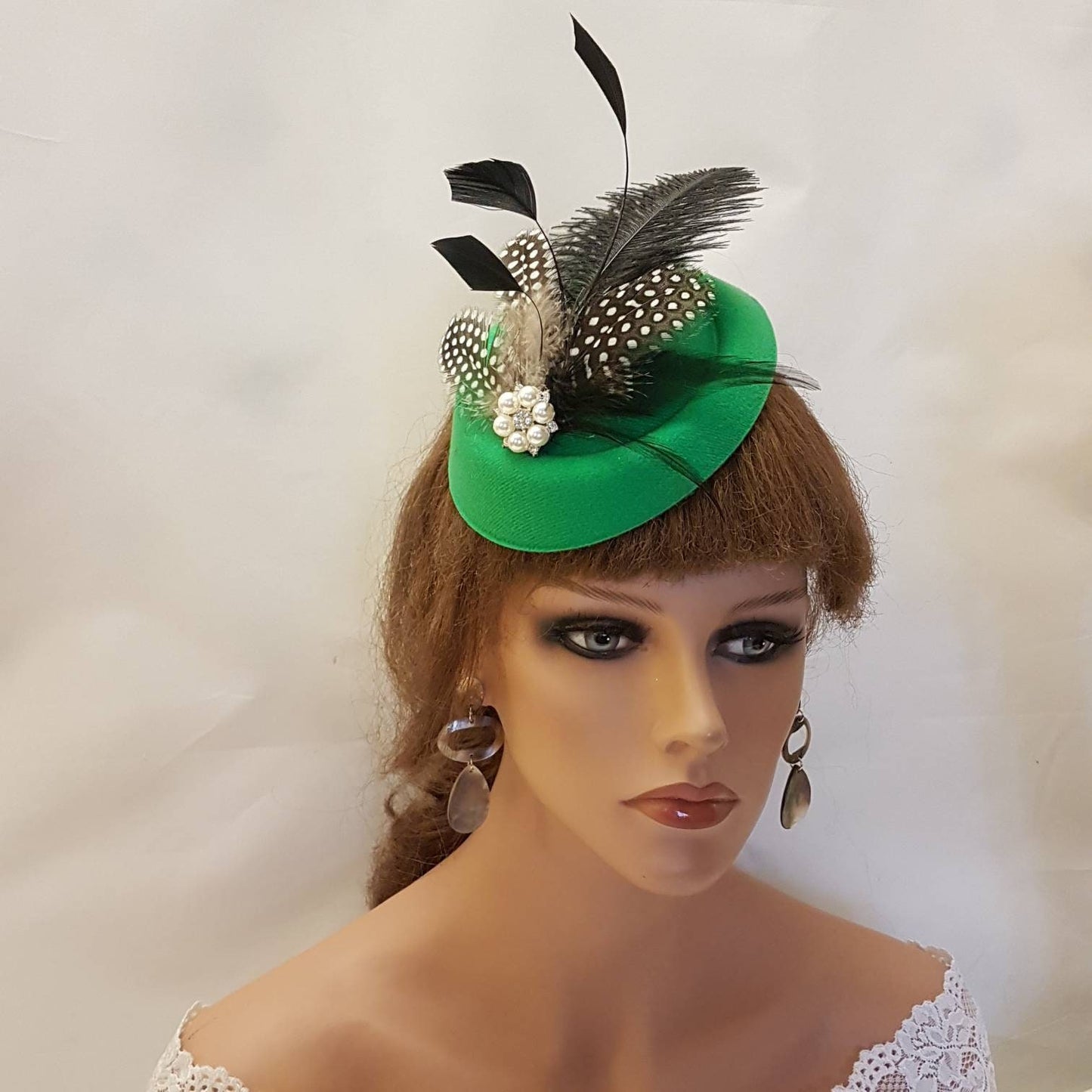 Chapeau fascinateur vert, années 40 et 50 # Chapeau fascinateur vert. Plume d'autruche, chapeau de course en plumes de Gunia tacheté, cocktail, journée des dames, chapeau fascinateur Ascot