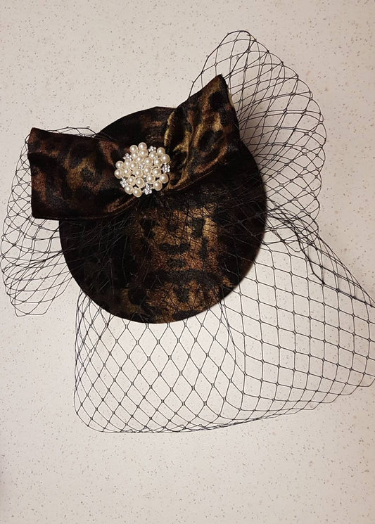 Chapeau en velours pour femme, style vintage des années 40 et 50. Chapeau marron à imprimé animal, fascinateur, voile de cage à oiseaux, fête, mariage, ASCOT GOODWOOD