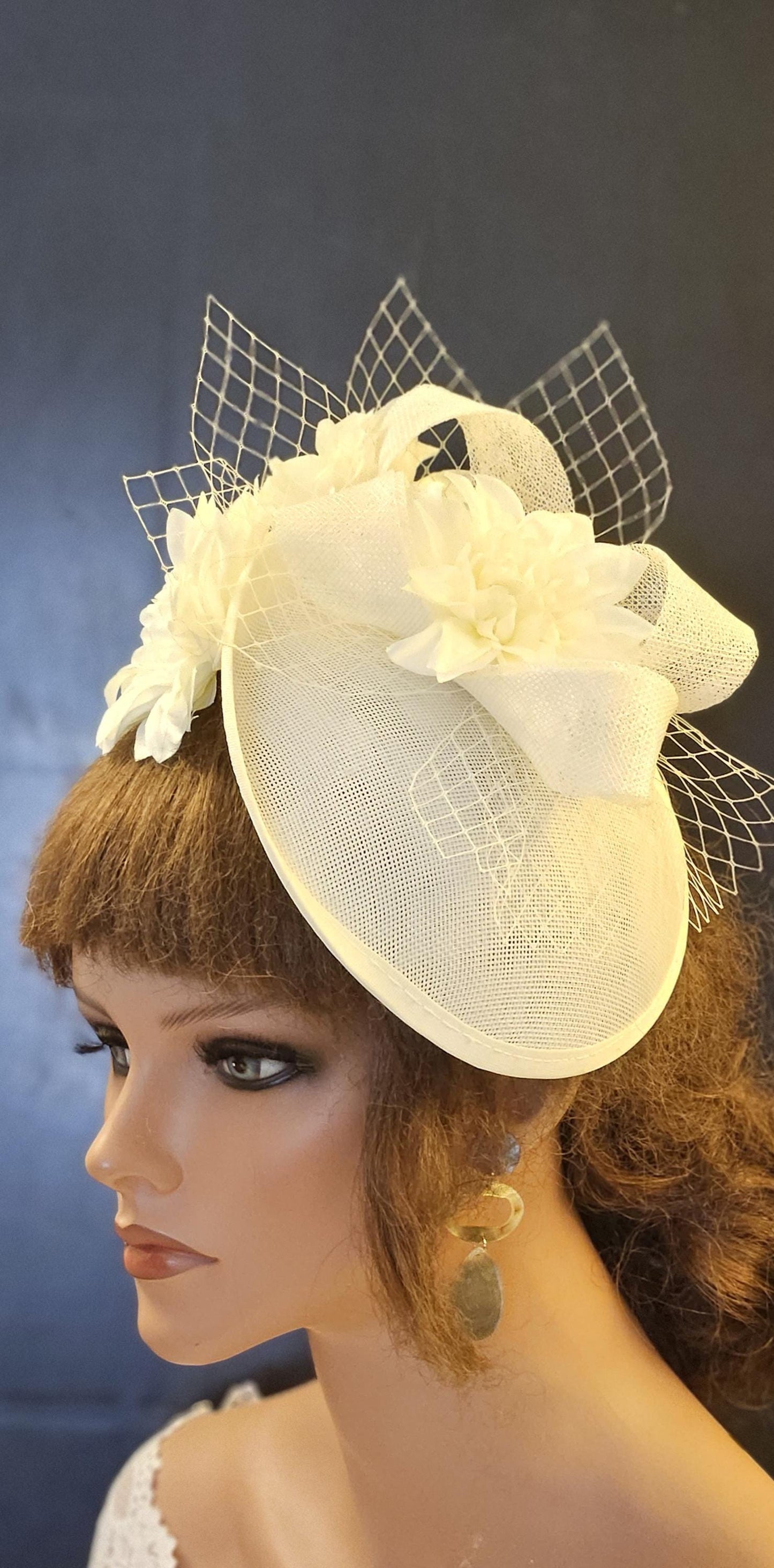 Fascinateur IVOIRE Chapeau à disque trempé Arc en Sinamay, Fleurs Église Derby Ascot Royal Wedding TeaParty chapeau Mère de la mariée/du marié Fascinateur