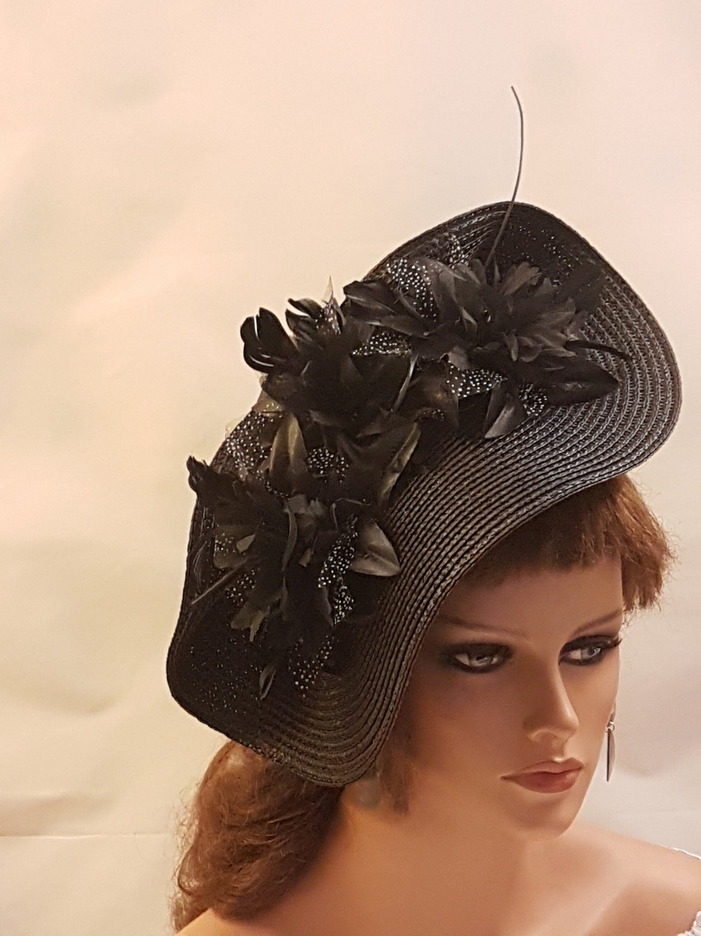 Chapeau noir Fascinator Grand chapeau soucoupe Chapeau de cérémonie de mariage en plumes de fleur Chapeau Ascot Fascinator avec longue tige en plumes de quil.