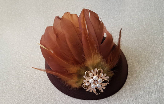 BROWN FASCINATOR, 40s 50s Brown Hat fascinator #Brown Feather hat fascinator,  Race,Cocktail,Ladies day,Ascot hat Brown feather hat