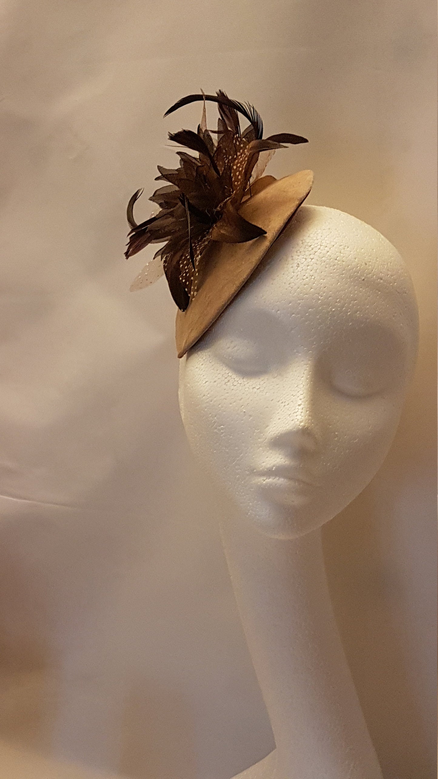 Fascinateur Chapeau fascinateur marron #Brown Petit chapeau en velours suédé en forme de larme Chapeau floral marron Ascot Mariage Course Cocktail Fête Église chapeau fascinateur