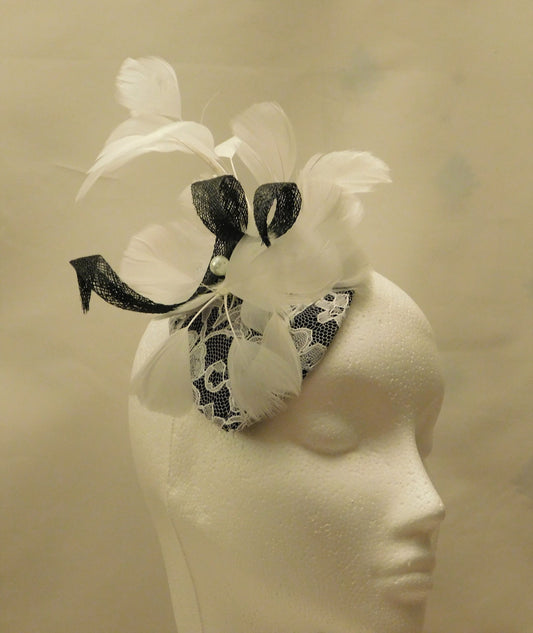 Chapeau Fascinator Chapeau Fascinator NOIR ET BLANC, chapeau pour femme Cocktail, course, mariage, Goodwood Revival, fascinateur de mariage. Chapeau Fascinator en plumes